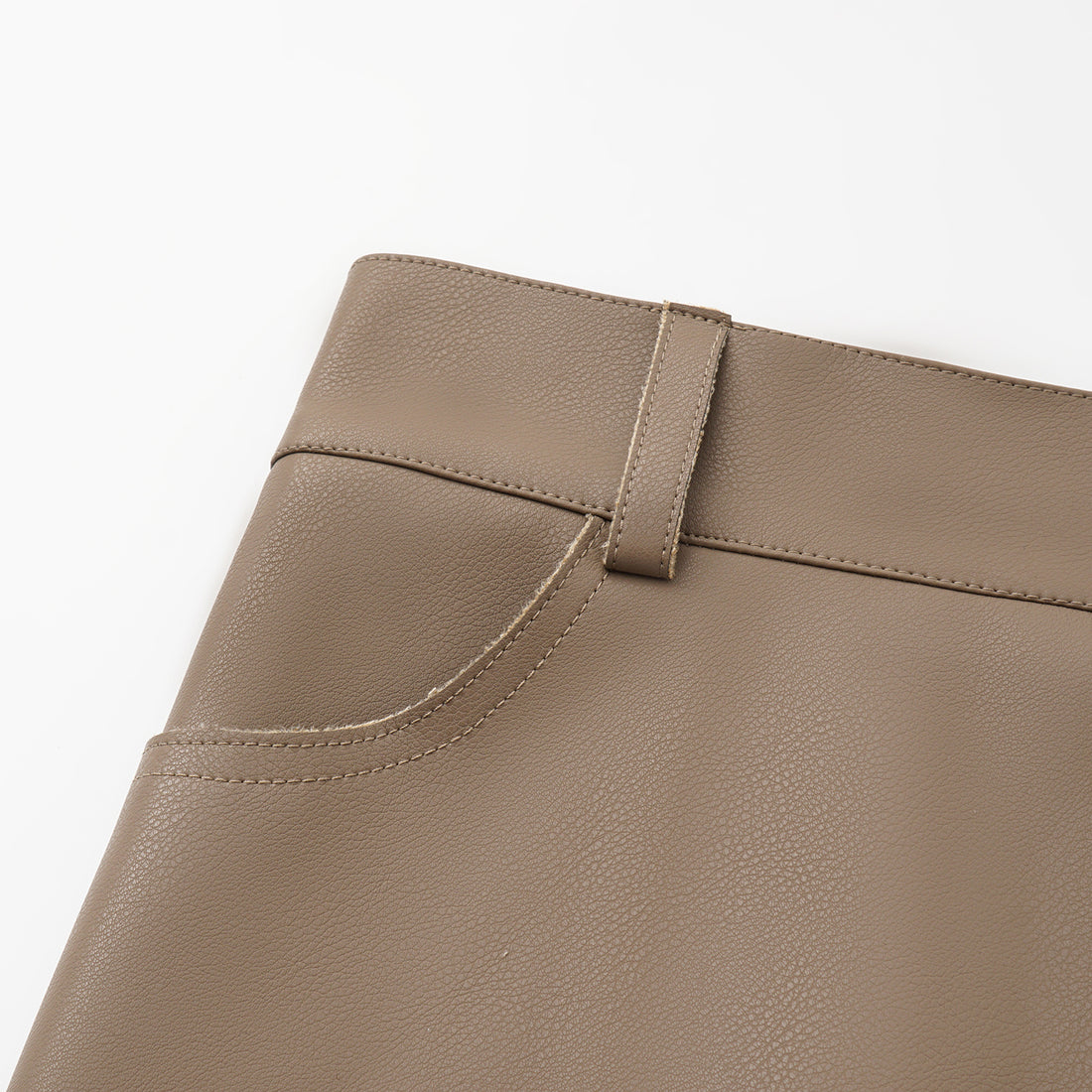 “Easy-go Chic” 純素皮精裁切皮工藝九分褲—Cameo Brown寶石布朗