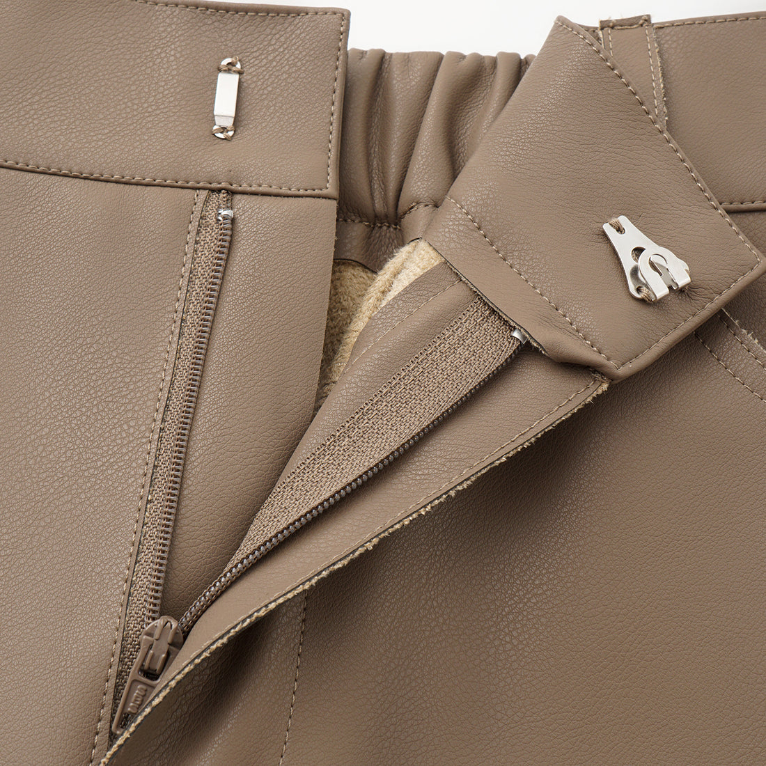 “Easy-go Chic” 純素皮精裁切皮工藝九分褲—Cameo Brown寶石布朗