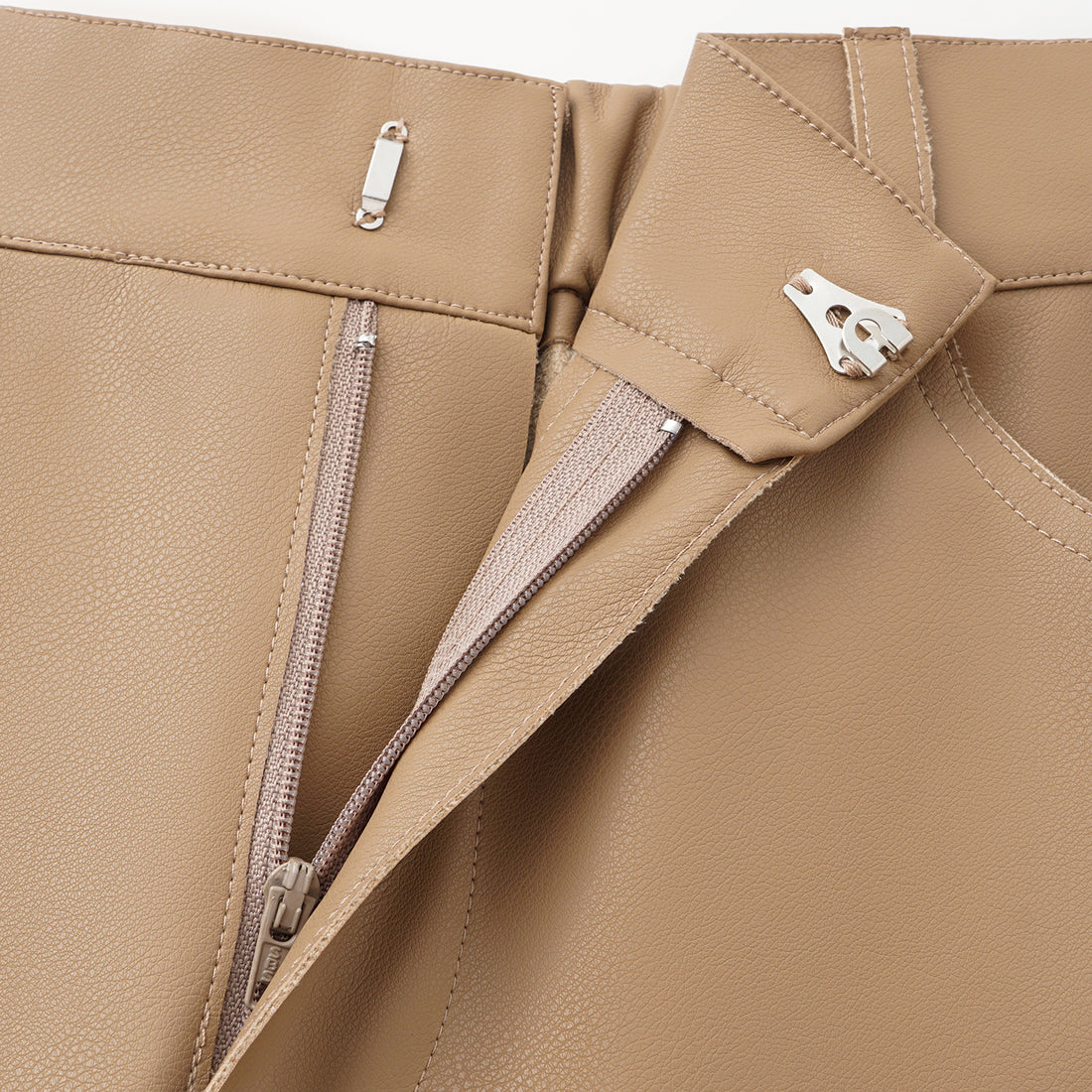 “Easy-go Chic” 純素皮精裁切皮工藝九分褲—Sugar Almond焦糖杏仁