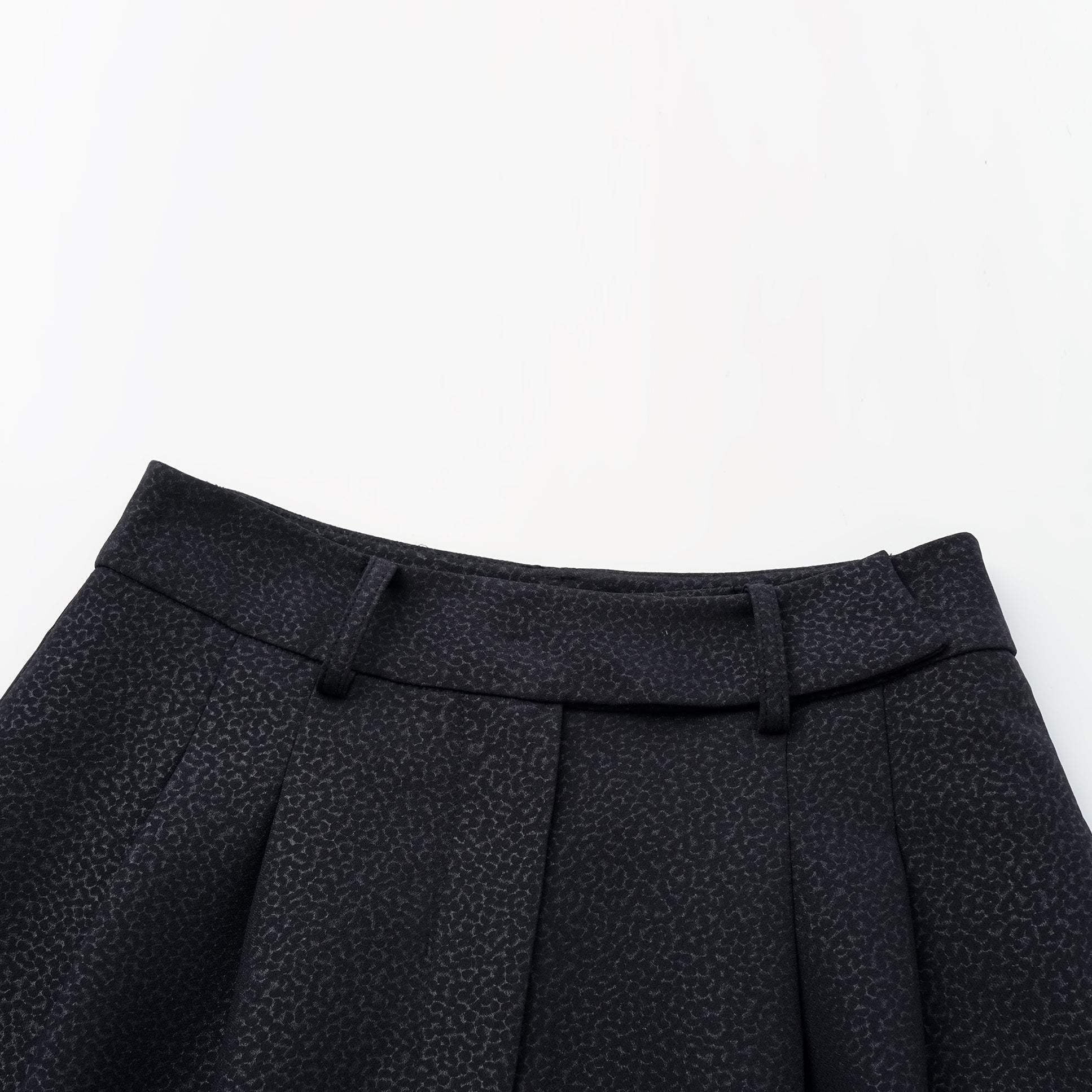 "Speak Sleek" 奢華特殊岩紋肌理西裝短褲—Dark Mirage隱曜