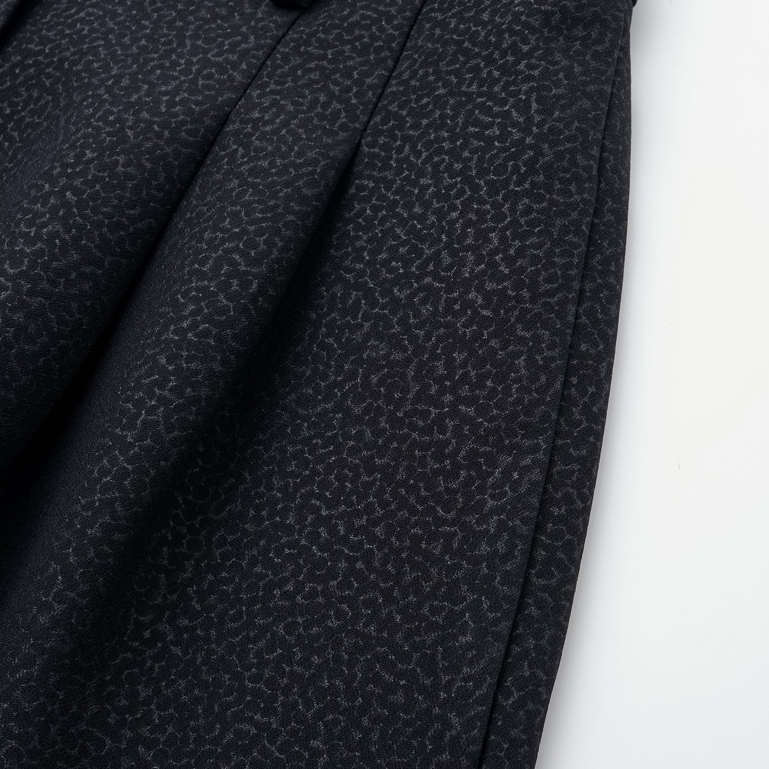 "Speak Sleek" 奢華特殊岩紋肌理西裝短褲—Dark Mirage隱曜