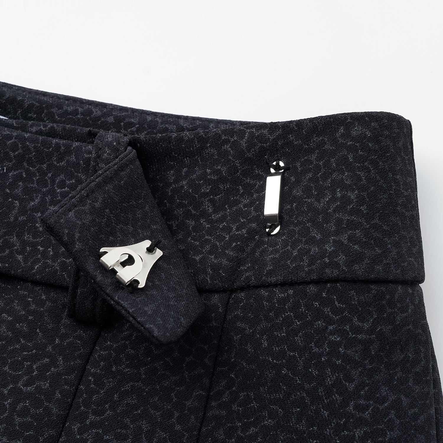 "Speak Sleek" 奢華特殊岩紋肌理西裝短褲—Dark Mirage隱曜