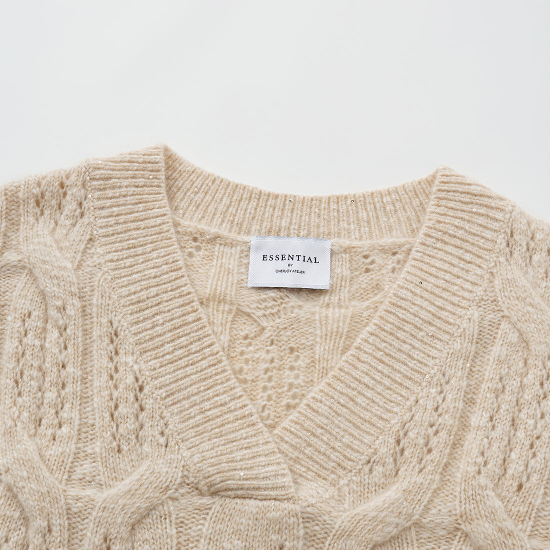 “Winter Diary” 100% Cashmere極細絨柔鏤空蜂格紋星點V領上衣—Morning Oat 晨光燕麥