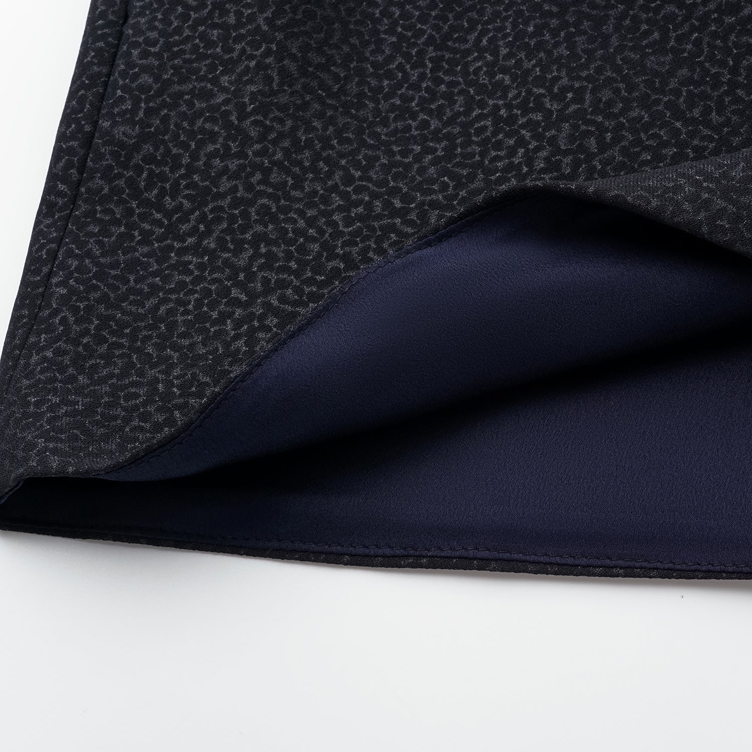 "Speak Sleek" 奢華特殊岩紋肌理西裝短褲—Dark Mirage隱曜