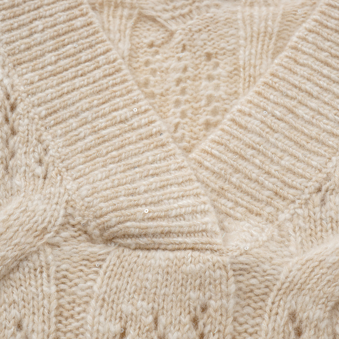 “Winter Diary” 100% Cashmere極細絨柔鏤空蜂格紋星點V領上衣—Morning Oat 晨光燕麥