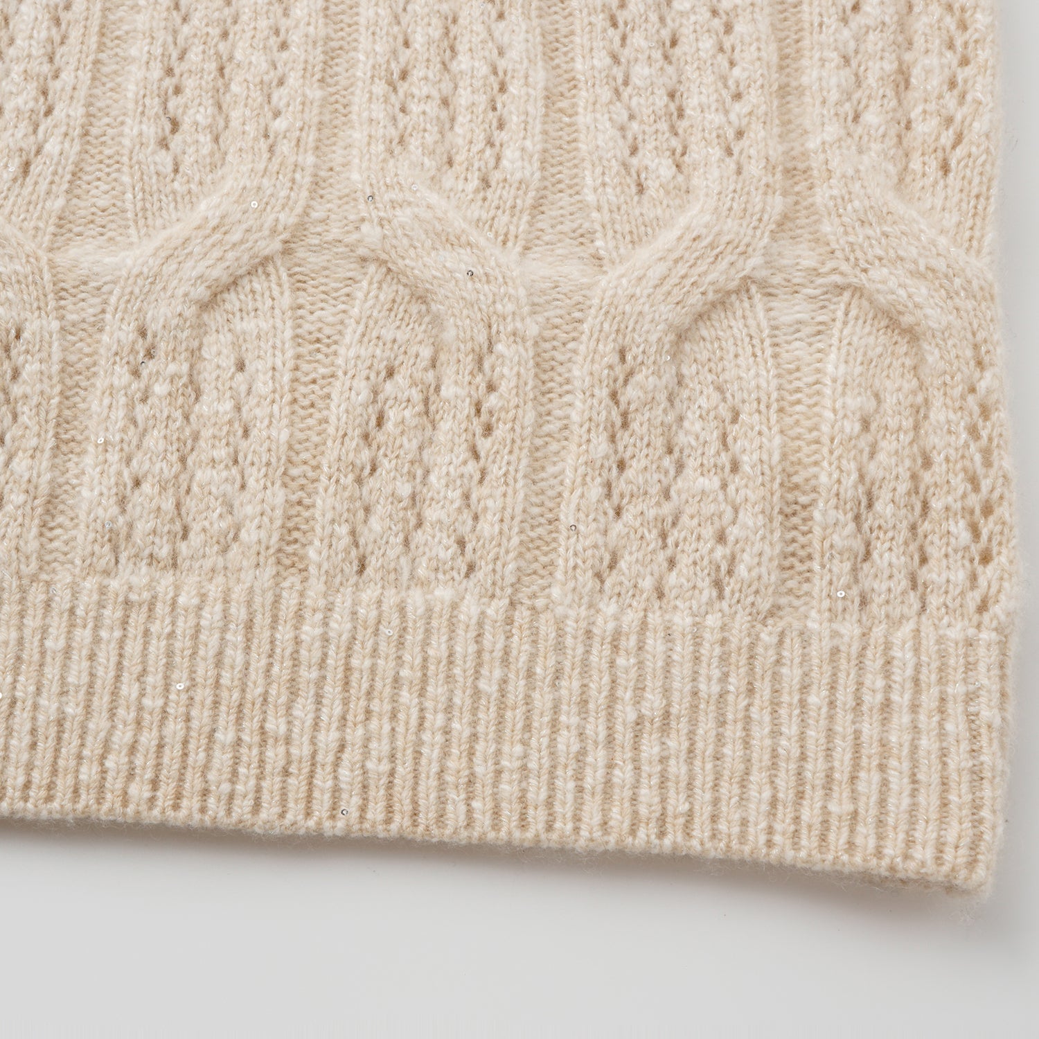 “Winter Diary” 100% Cashmere極細絨柔鏤空蜂格紋星點V領上衣—Morning Oat 晨光燕麥