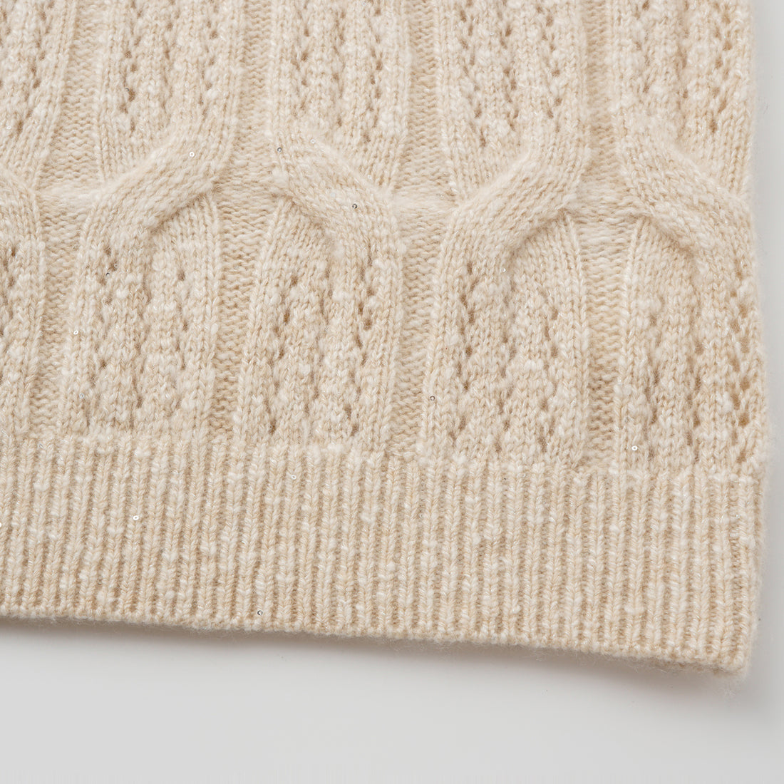 “Winter Diary” 100% Cashmere極細絨柔鏤空蜂格紋星點V領上衣—Morning Oat 晨光燕麥