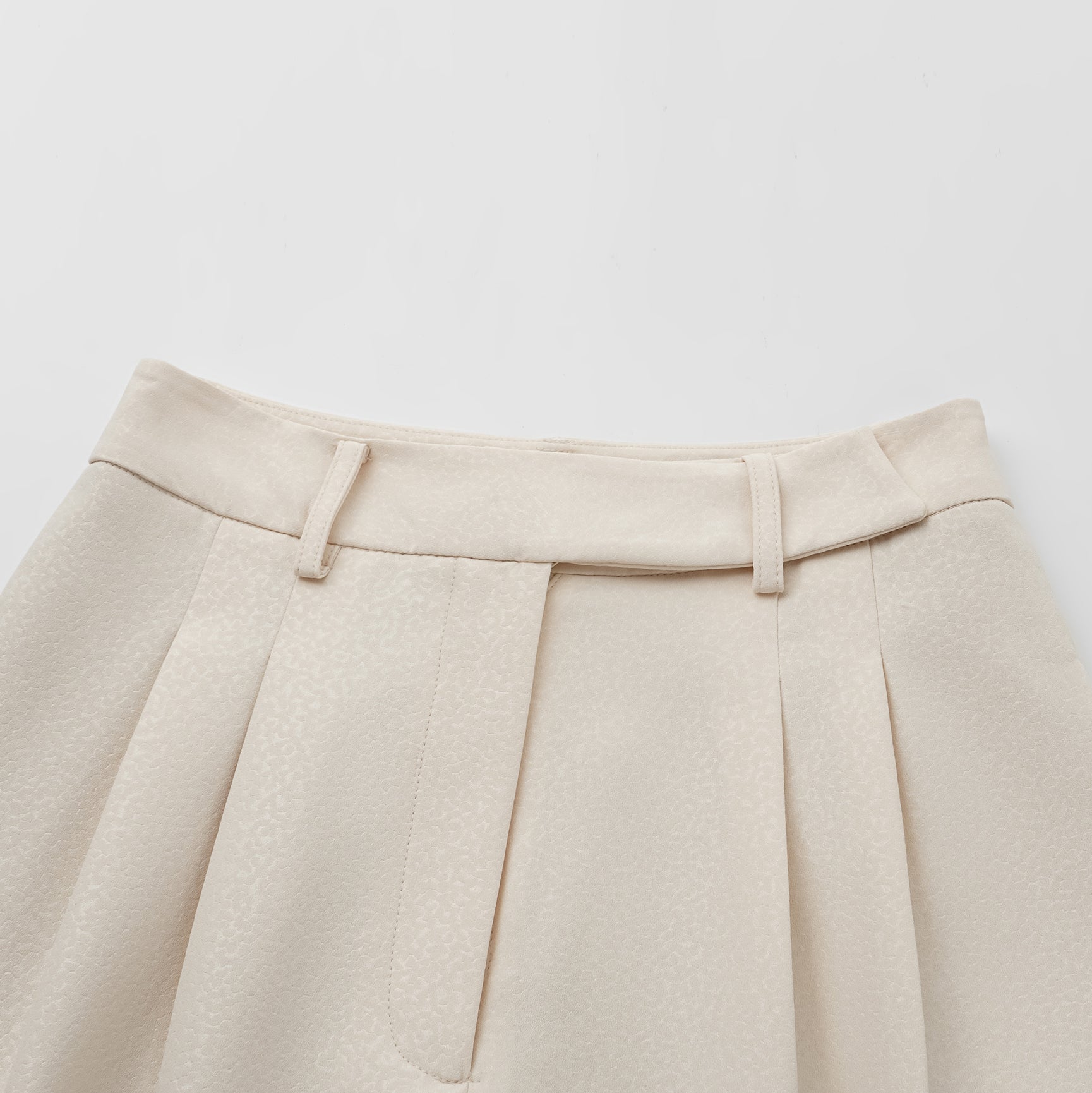 "Speak Sleek" 奢華特殊岩紋肌理西裝短褲—Dune Mist隱沙