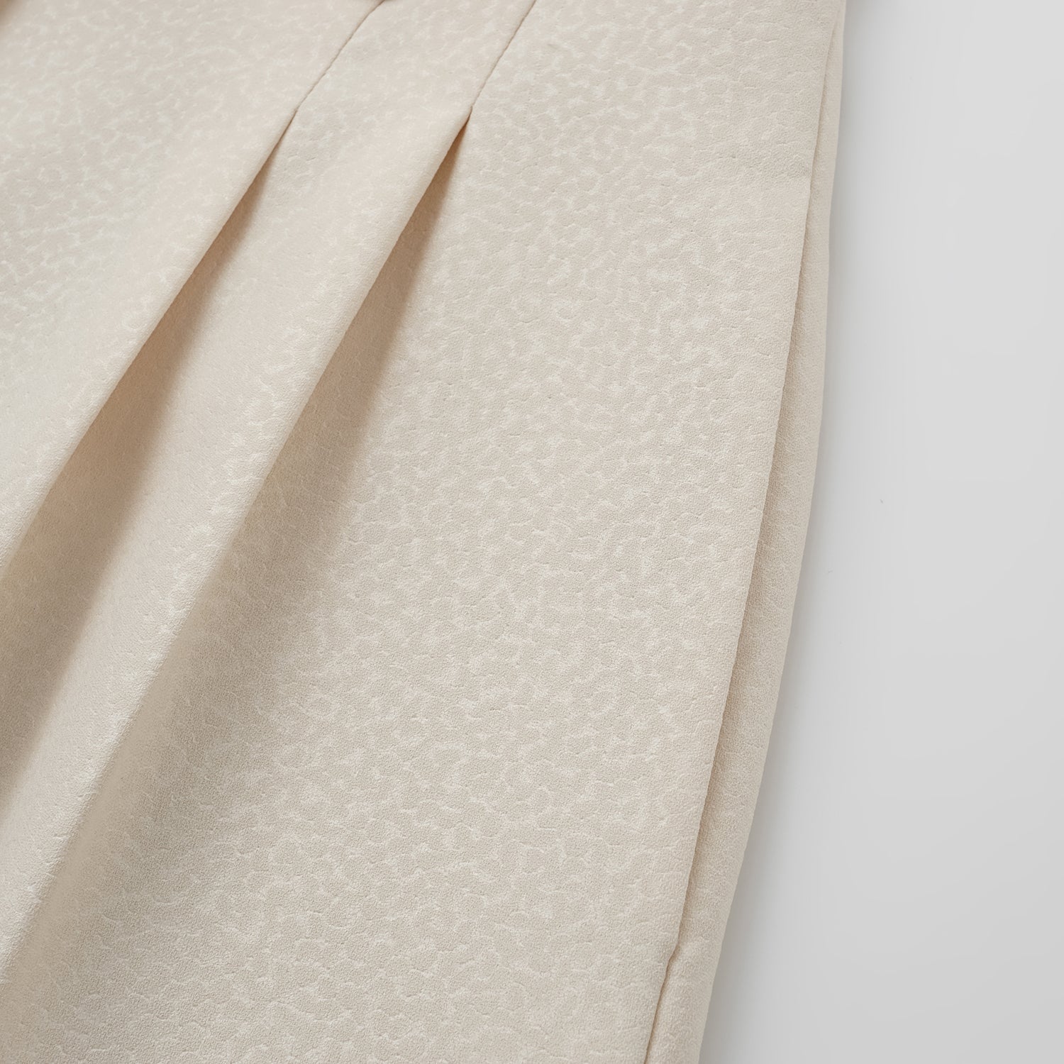 "Speak Sleek" 奢華特殊岩紋肌理西裝短褲—Dune Mist隱沙