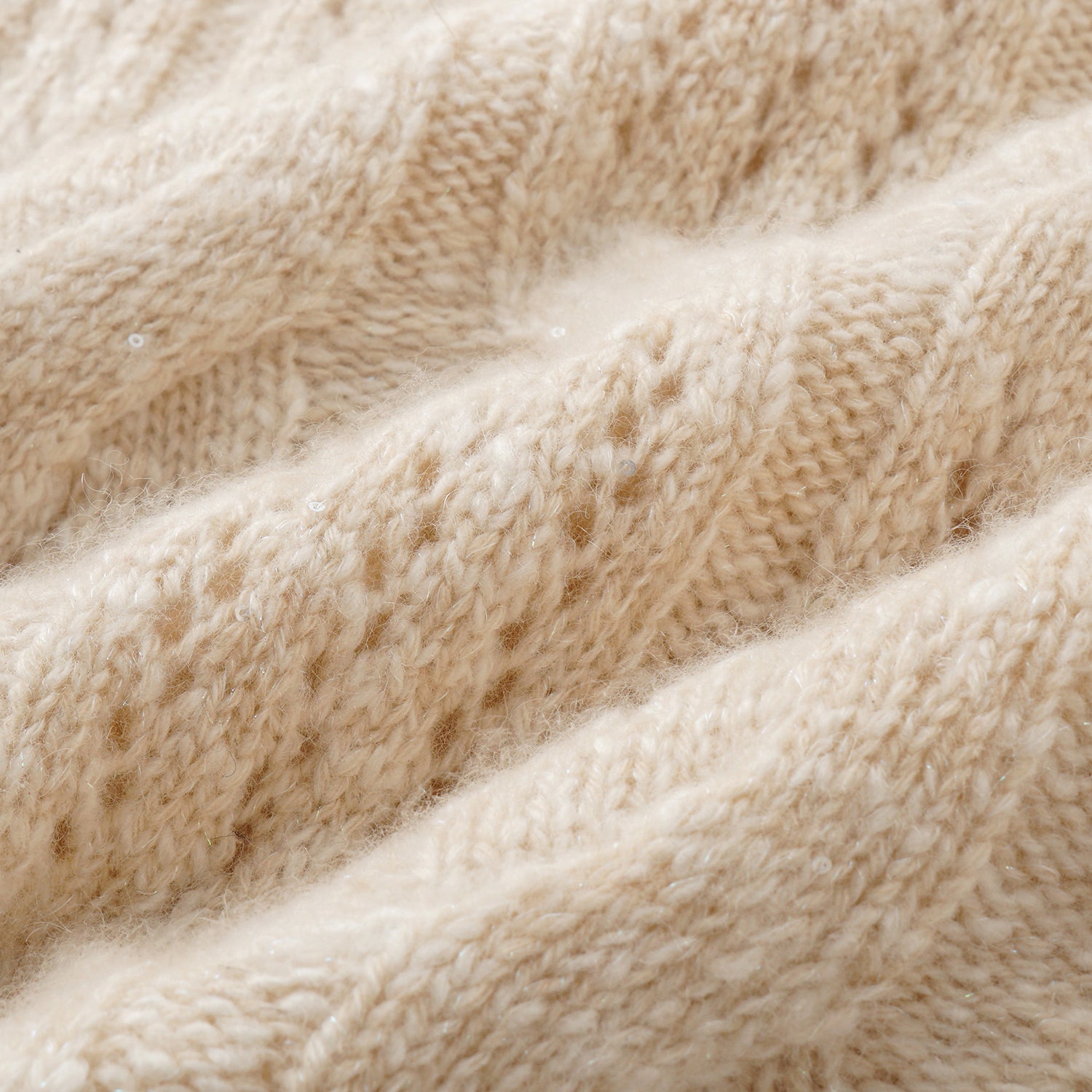 “Winter Diary” 100% Cashmere極細絨柔鏤空蜂格紋星點V領上衣—Morning Oat 晨光燕麥