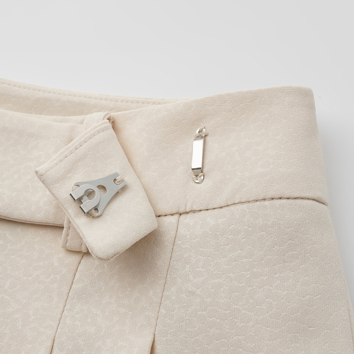 "Speak Sleek" 奢華特殊岩紋肌理西裝短褲—Dune Mist隱沙