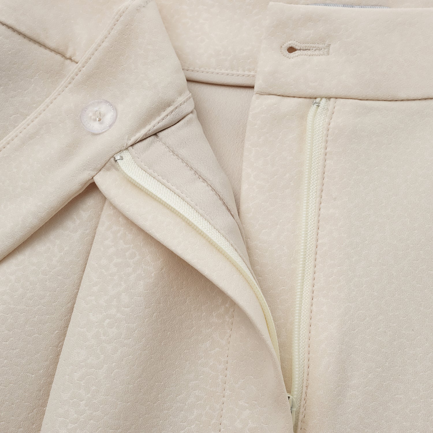 "Speak Sleek" 奢華特殊岩紋肌理西裝短褲—Dune Mist隱沙