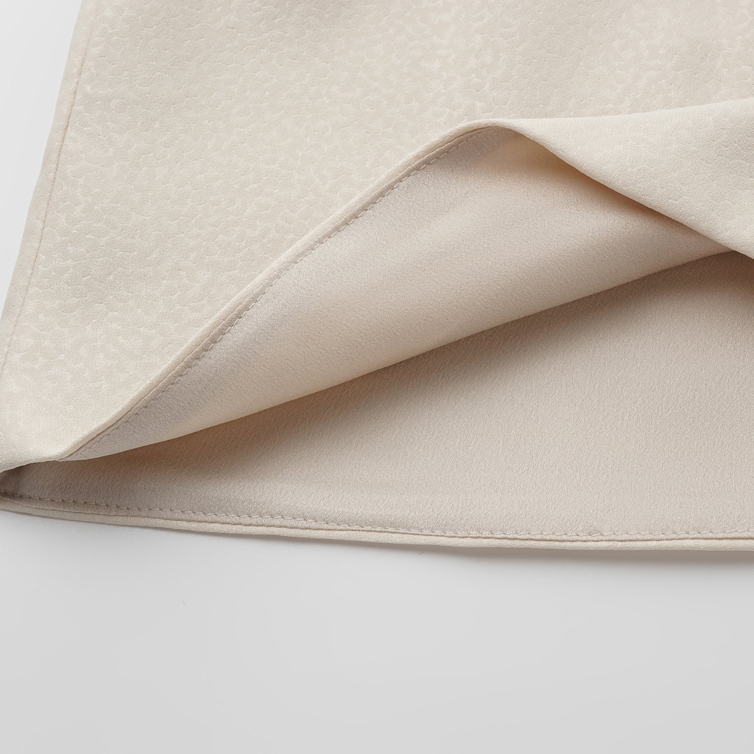 "Speak Sleek" 奢華特殊岩紋肌理西裝短褲—Dune Mist隱沙