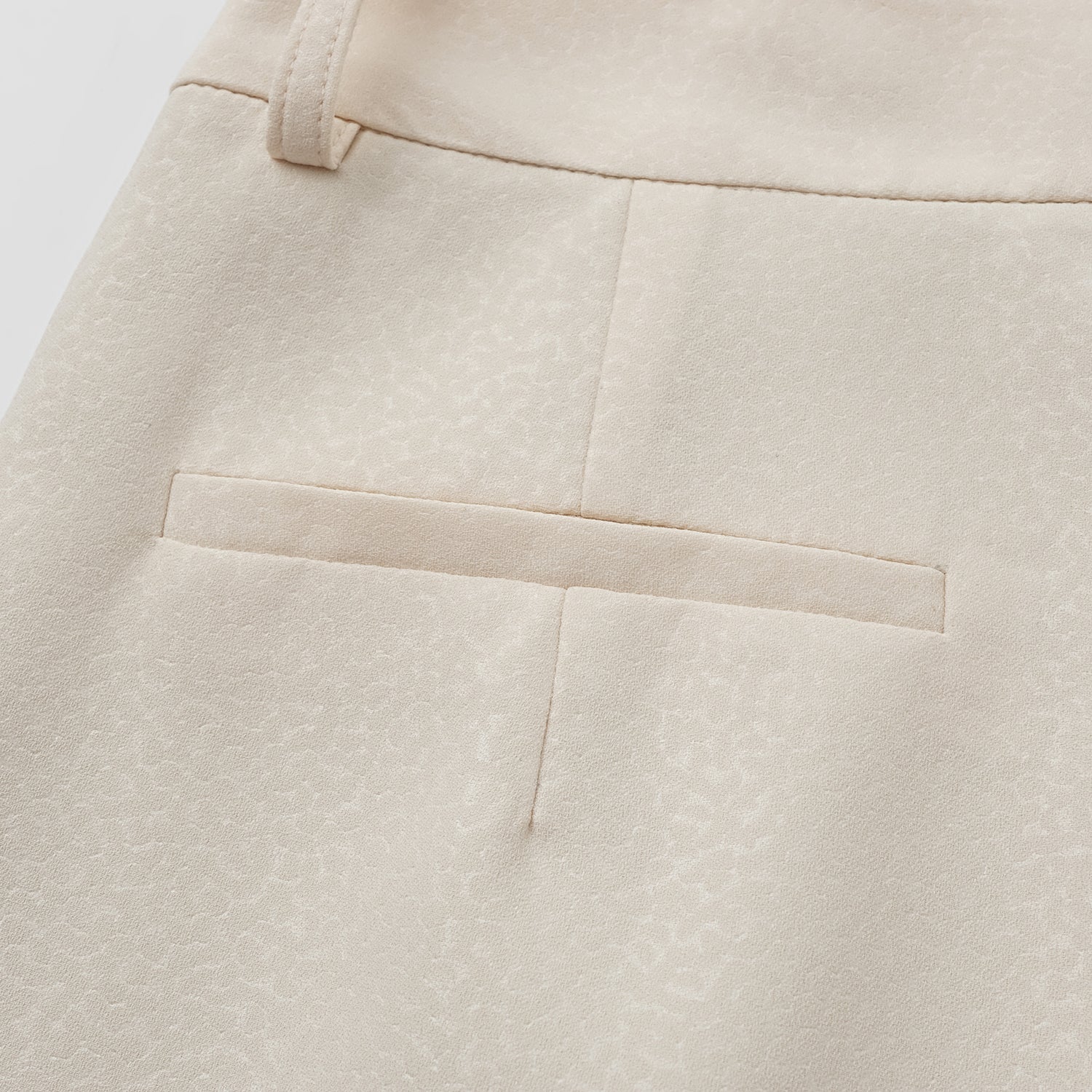 "Speak Sleek" 奢華特殊岩紋肌理西裝短褲—Dune Mist隱沙