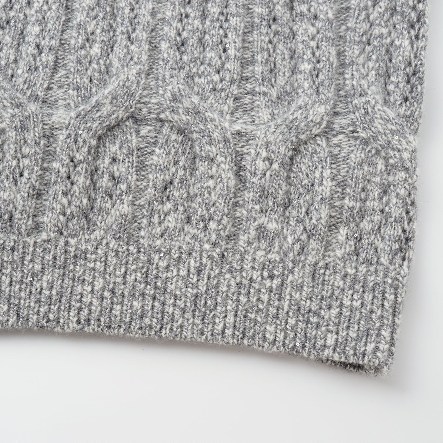 “Winter Diary” 100% Cashmere極細絨柔鏤空蜂格紋星點V領上衣—Ash Cloud 灰霧雲嶺