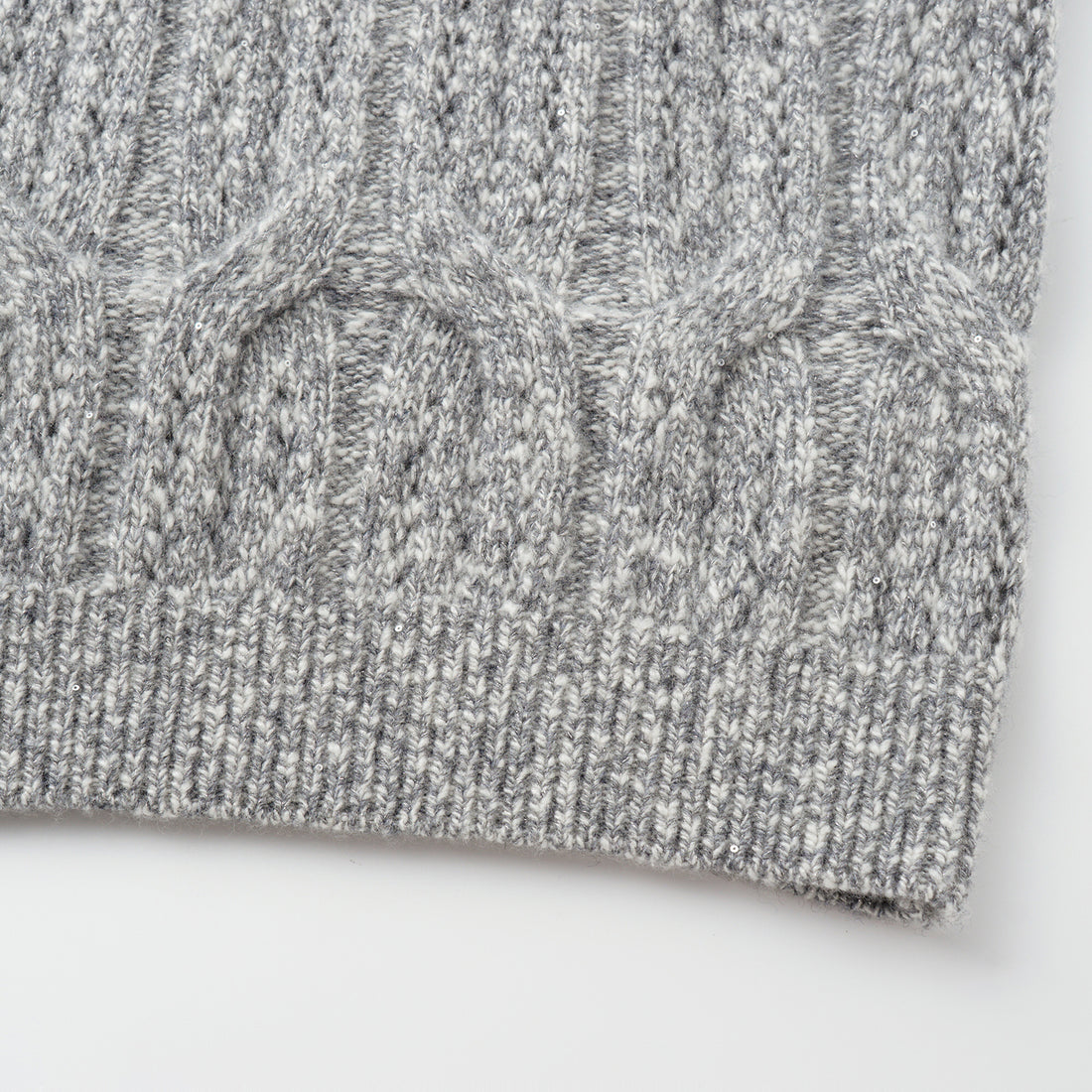 “Winter Diary” 100% Cashmere極細絨柔鏤空蜂格紋星點V領上衣—Ash Cloud 灰霧雲嶺