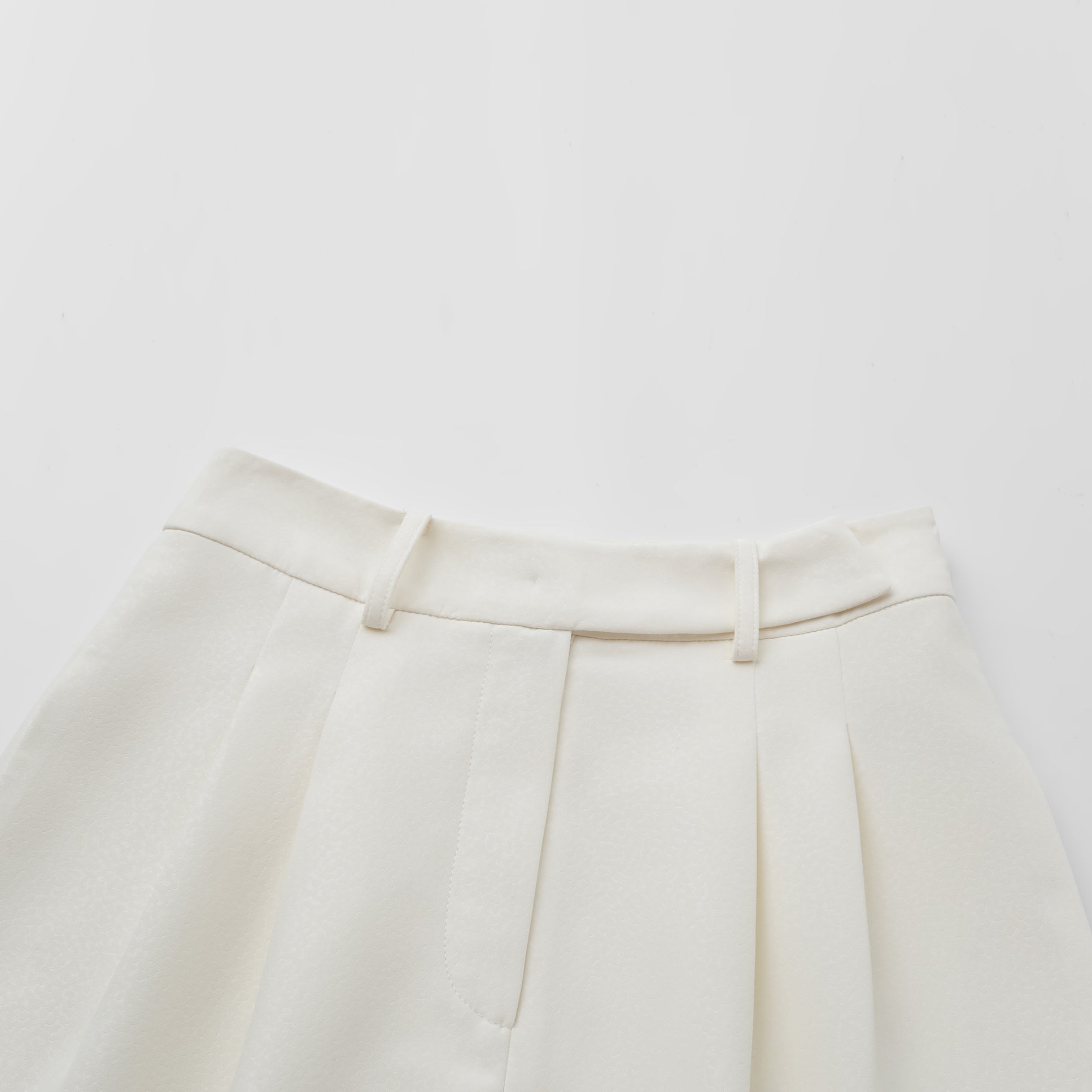 "Speak Sleek" 奢華特殊岩紋肌理西裝短褲—First Light初曦