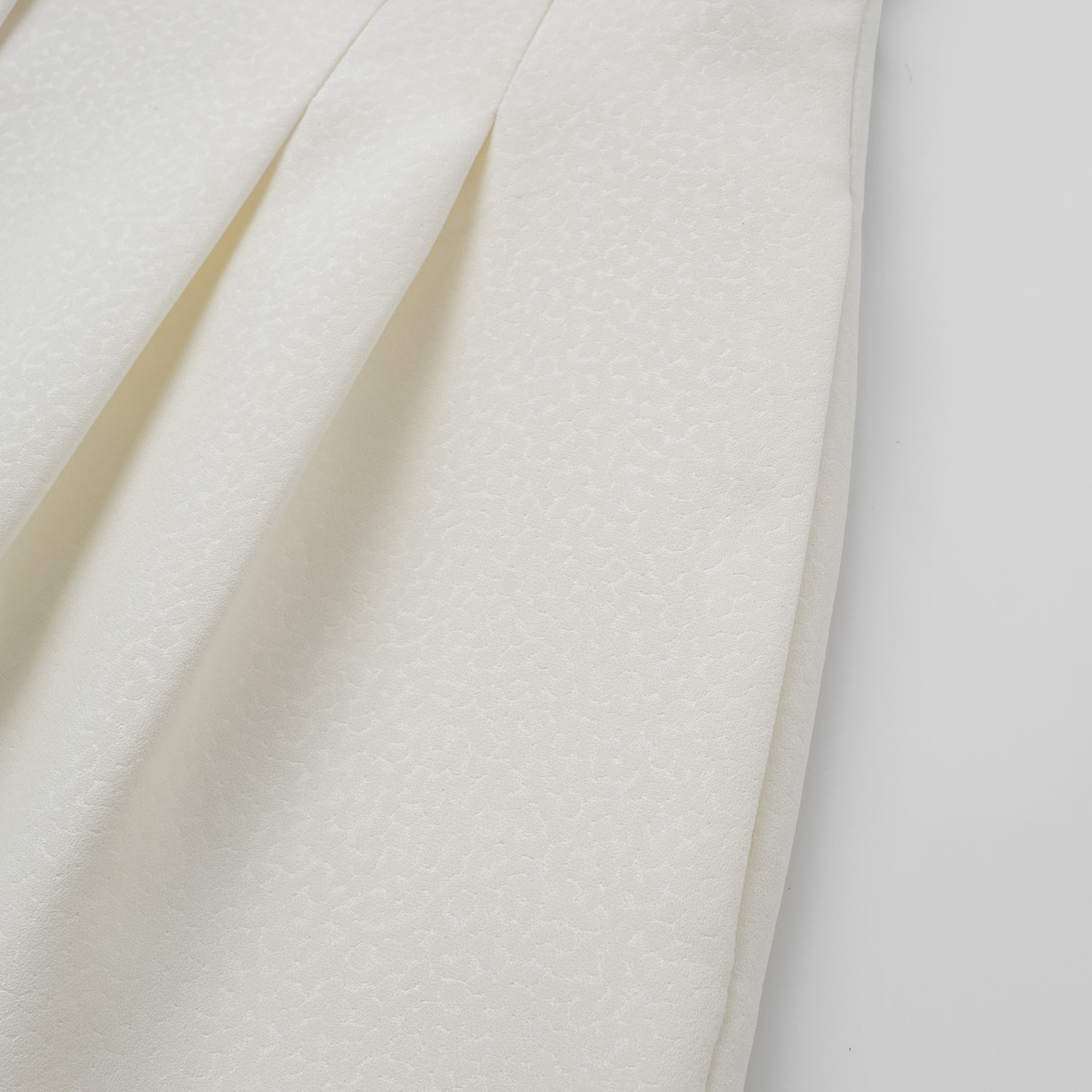 "Speak Sleek" 奢華特殊岩紋肌理西裝短褲—First Light初曦