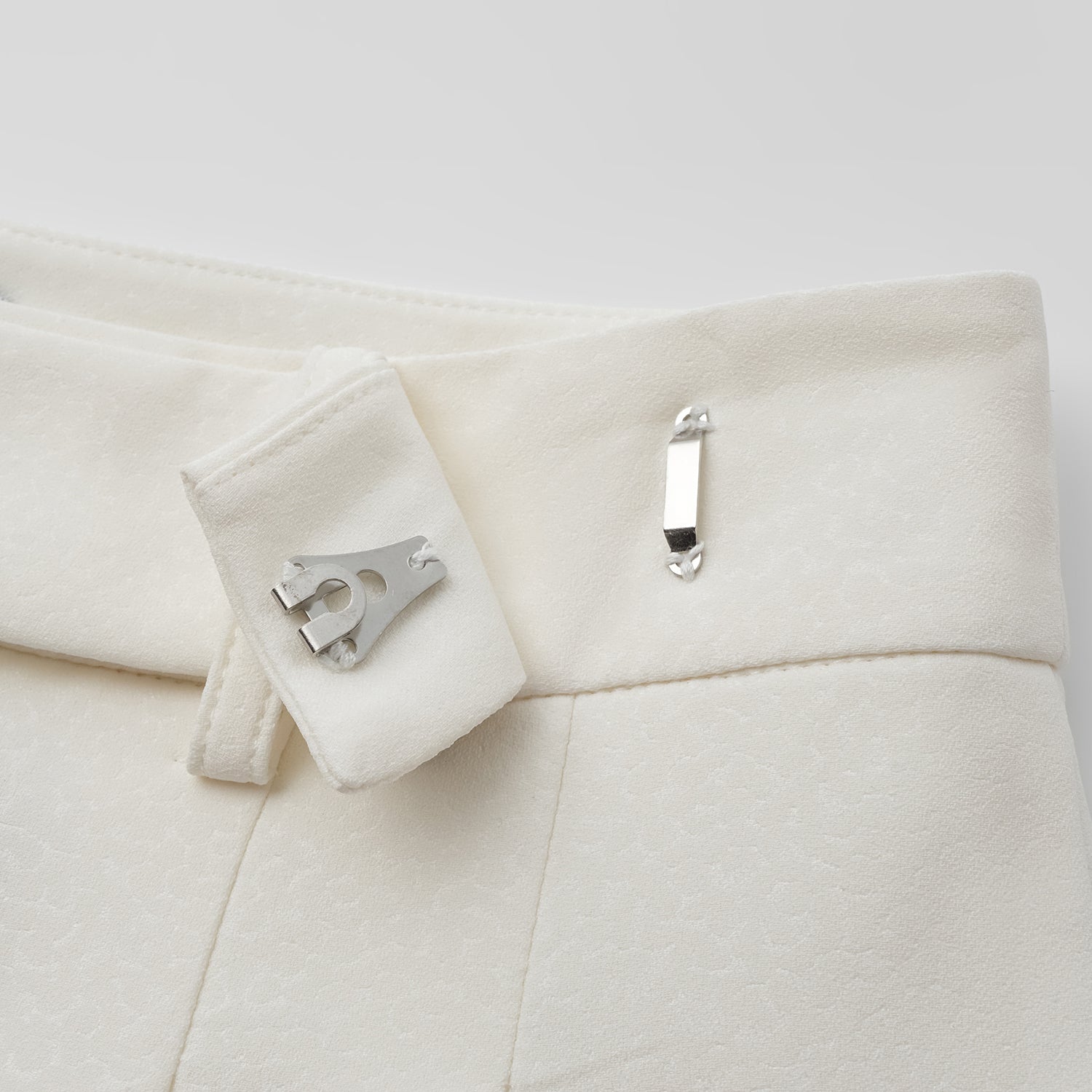 "Speak Sleek" 奢華特殊岩紋肌理西裝短褲—First Light初曦