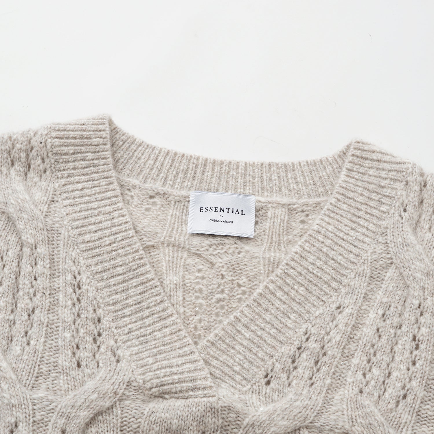 “Winter Diary” 100% Cashmere極細絨柔鏤空蜂格紋星點V領上衣—Fog Beige 霧幕杏灰