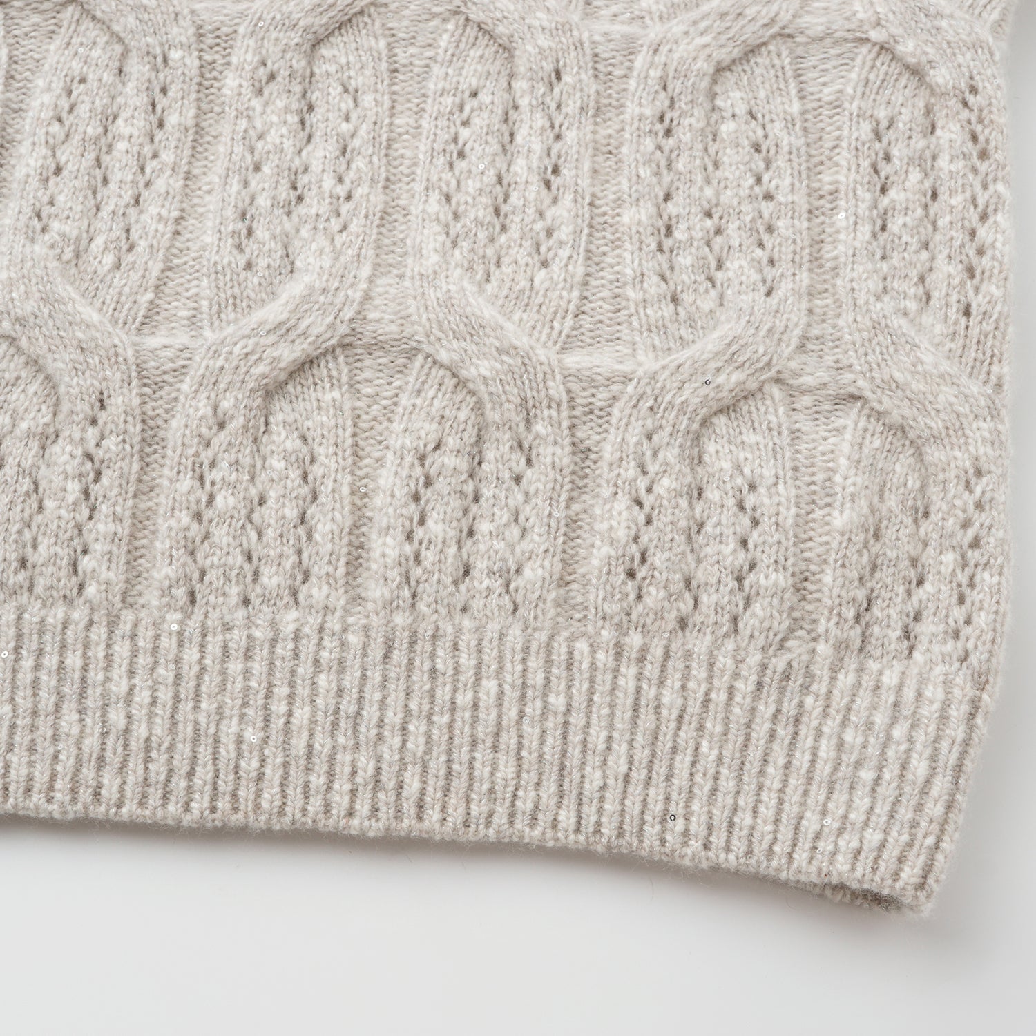 “Winter Diary” 100% Cashmere極細絨柔鏤空蜂格紋星點V領上衣—Fog Beige 霧幕杏灰