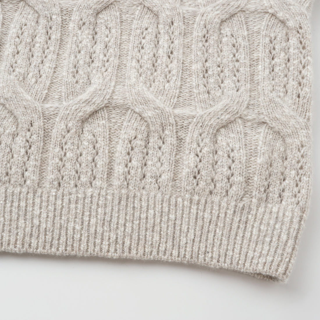 “Winter Diary” 100% Cashmere極細絨柔鏤空蜂格紋星點V領上衣—Fog Beige 霧幕杏灰