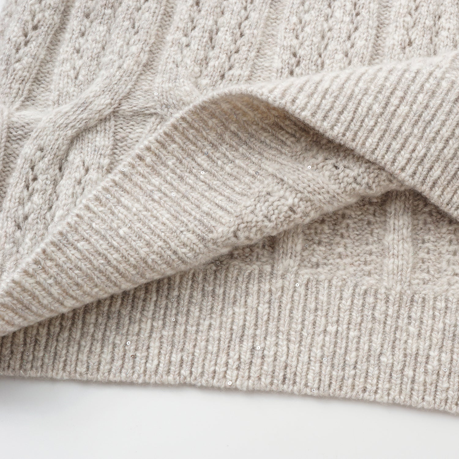 “Winter Diary” 100% Cashmere極細絨柔鏤空蜂格紋星點V領上衣—Fog Beige 霧幕杏灰