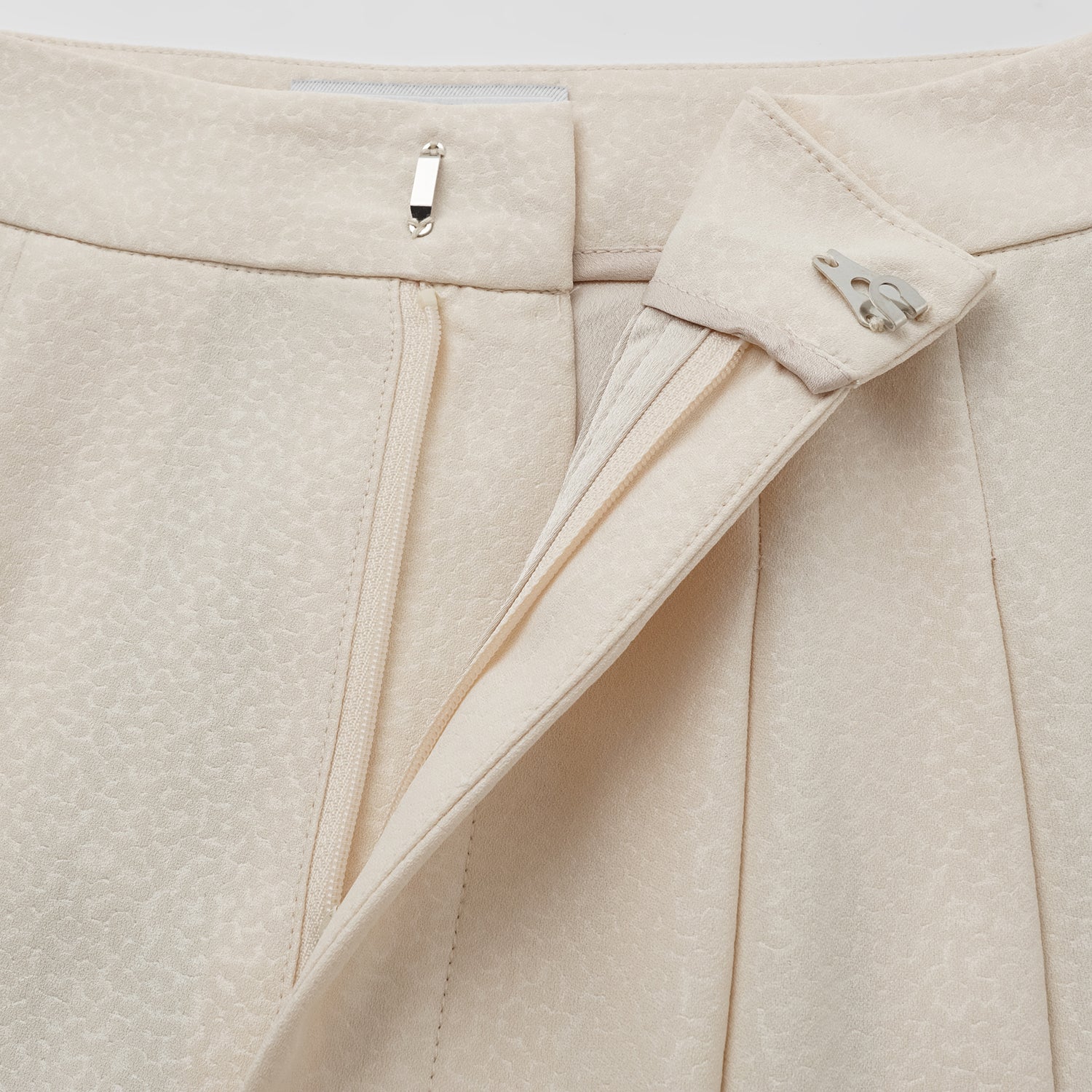 "Speak Sleek" 奢華特殊岩紋肌理西裝長褲—Dune Mist隱沙