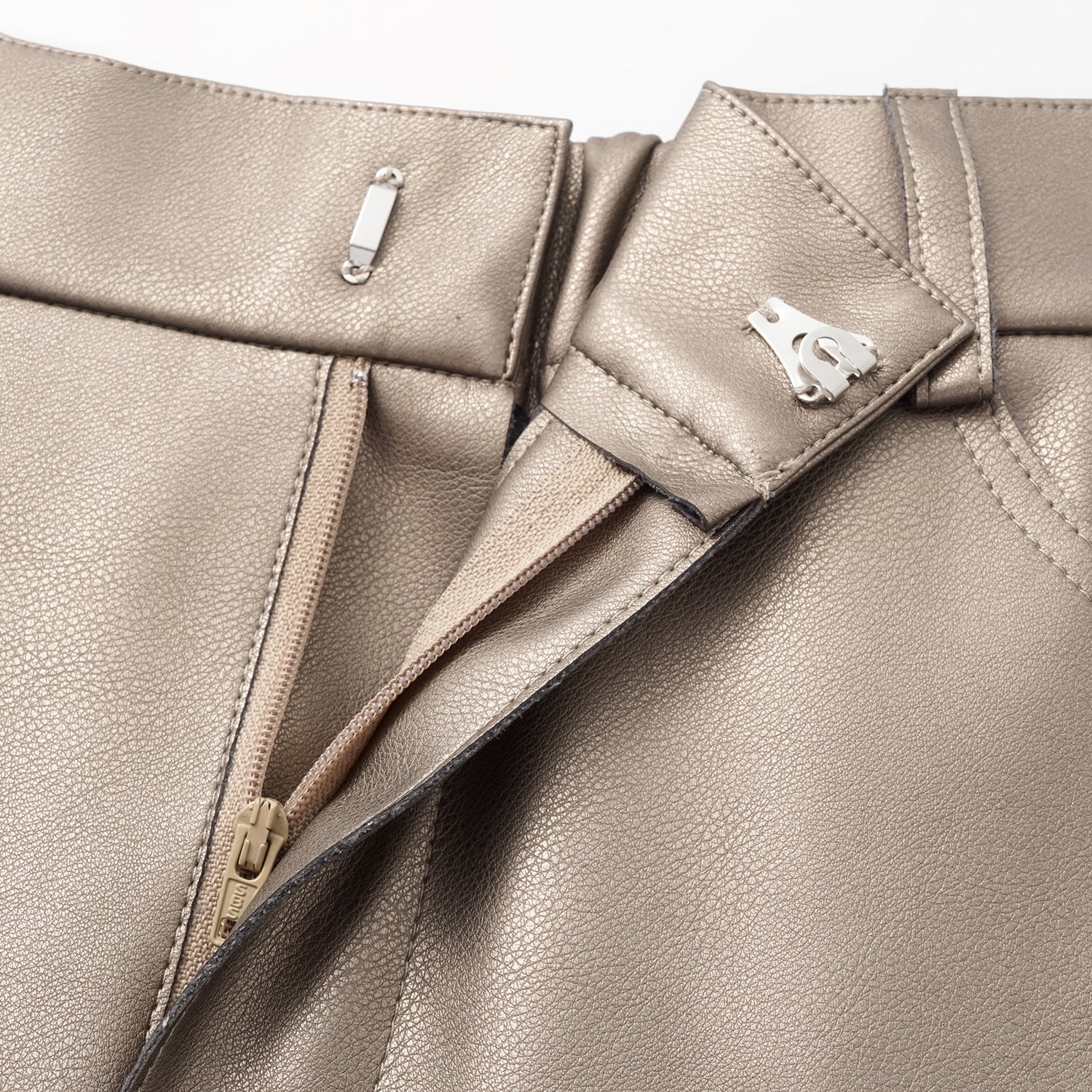 Easy-go Chic” 純素皮切皮工藝九分褲—夜幕金