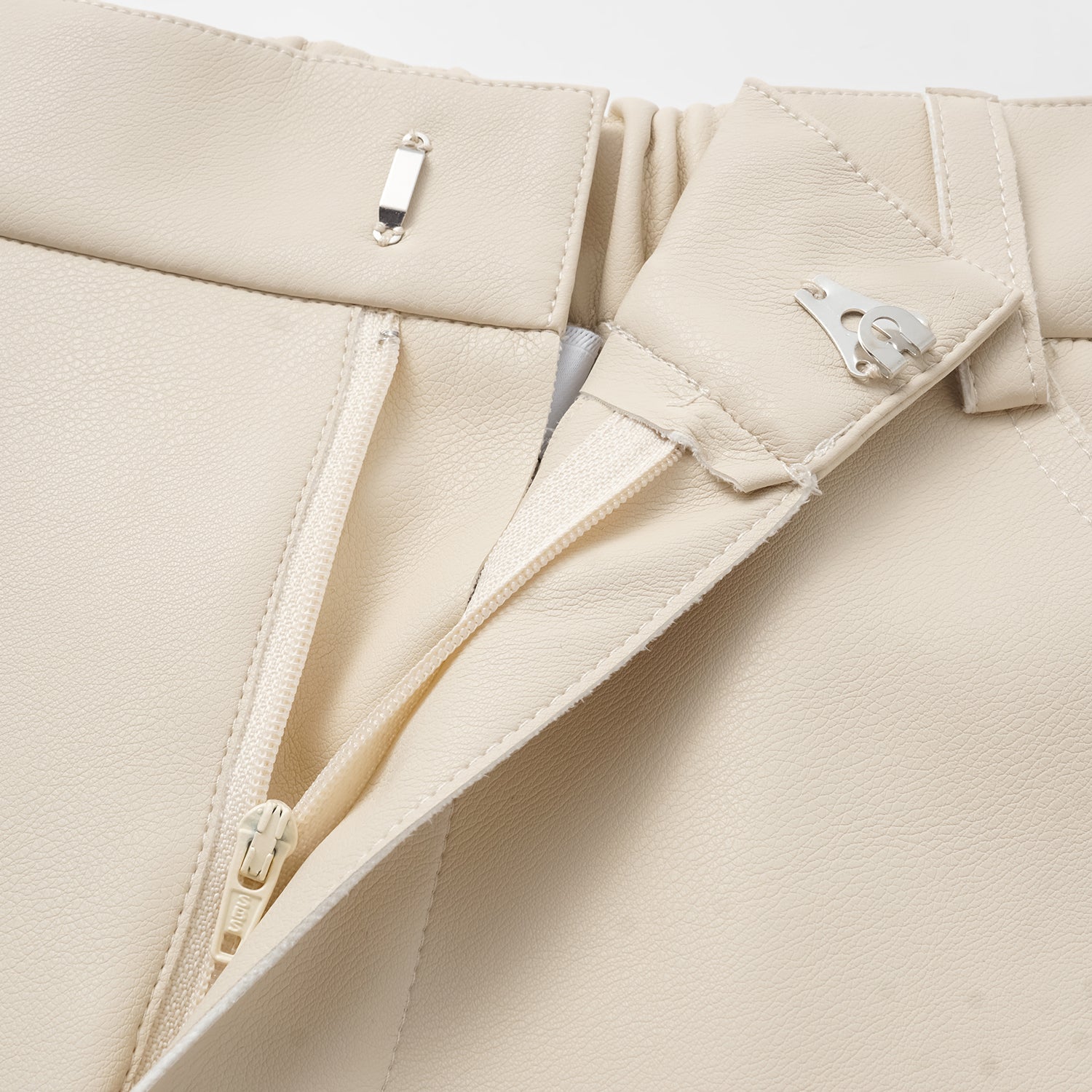 Easy-go Chic” 純素皮切皮工藝九分褲—奶白