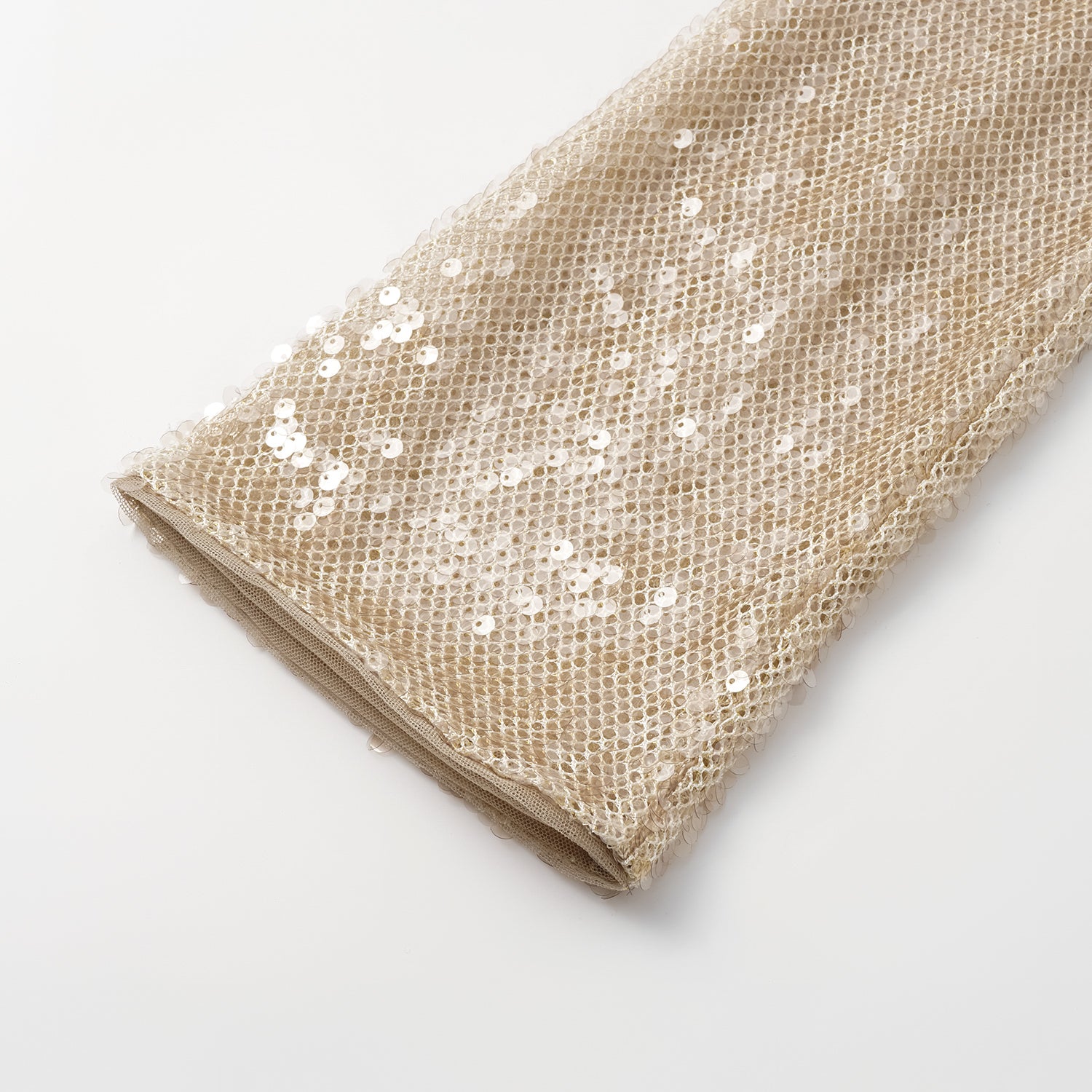 “Daytime Party.” 粼波光藝針織V領上衣