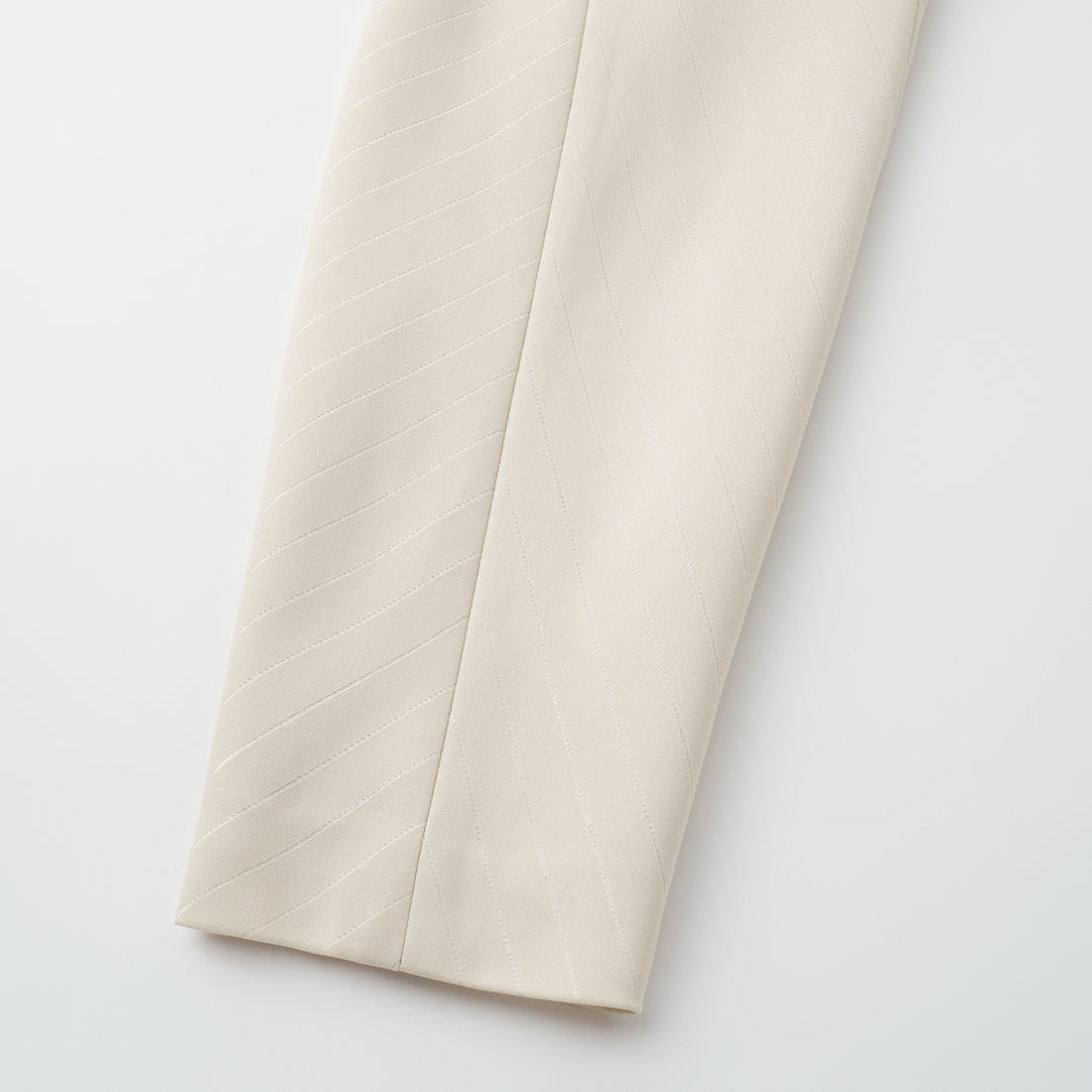 "Speak Sleek." 銀織工藝直條修身西裝外套—Drifted Light自由掠影