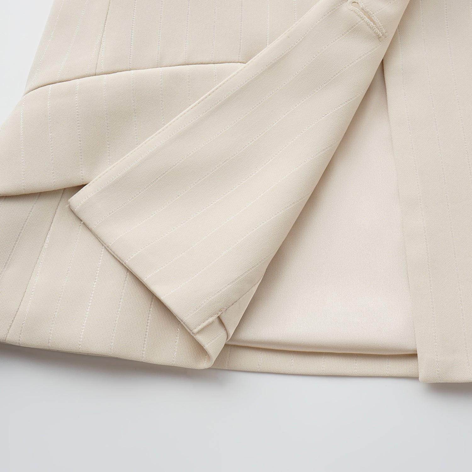 "Speak Sleek." 銀織工藝直條修身西裝外套—Drifted Light自由掠影