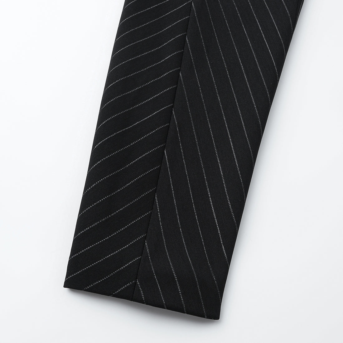 "Speak Sleek." 銀織工藝直條修身西裝外套—Shadow Rhythm沉光輕序