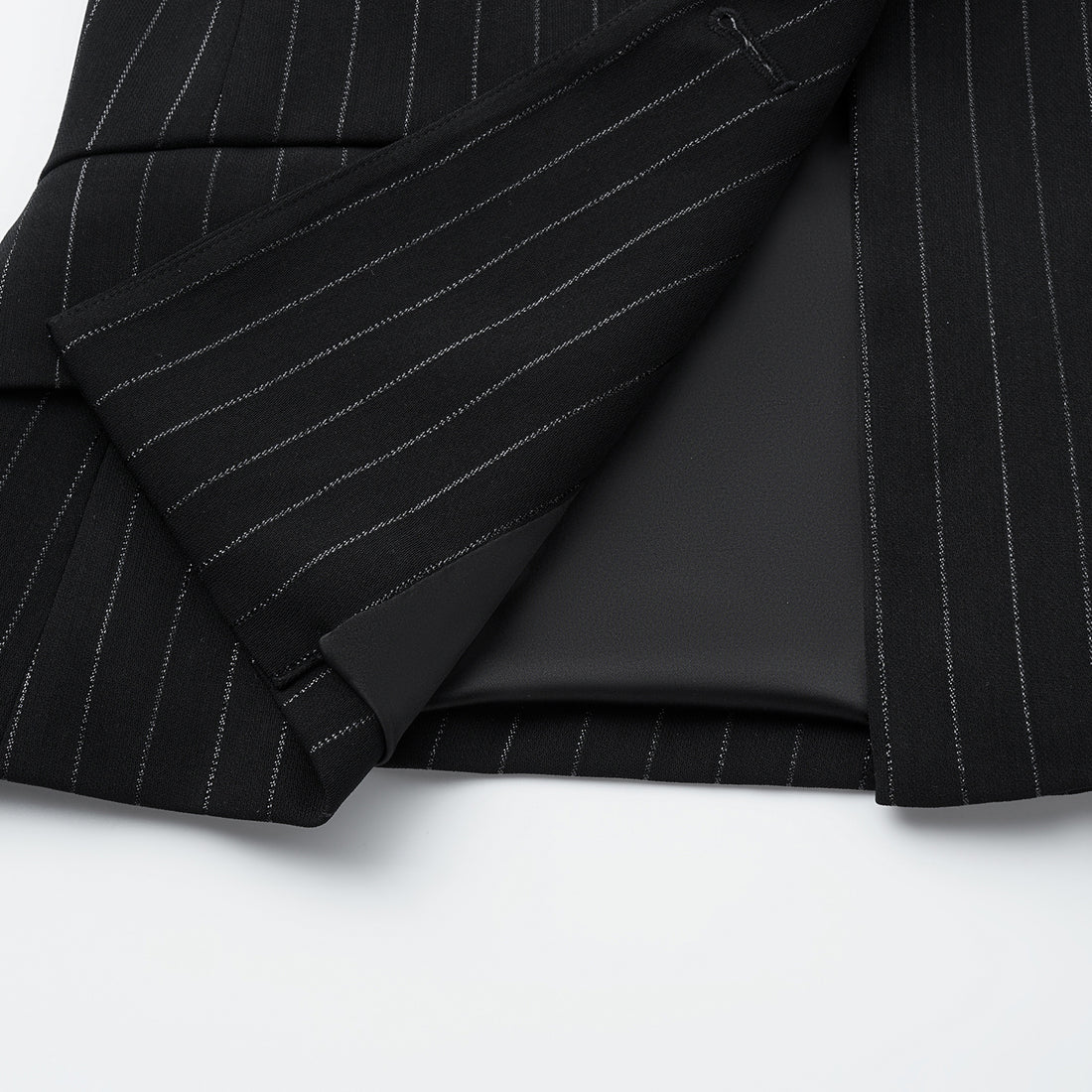 "Speak Sleek." 銀織工藝直條修身西裝外套—Shadow Rhythm沉光輕序