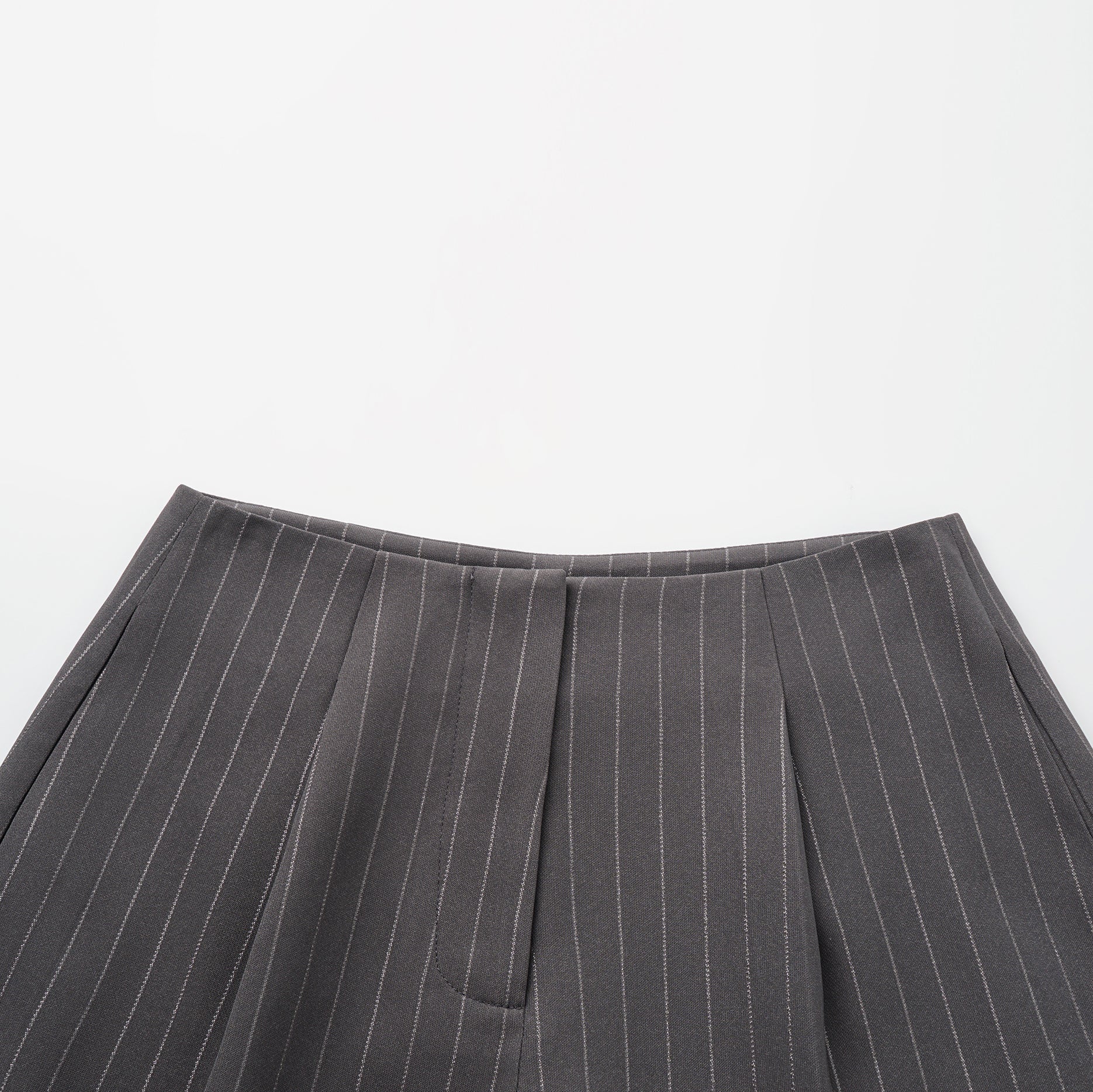 "Speak Sleek." 銀織工藝直條西裝短褲—Urban Reverie藝境漫游