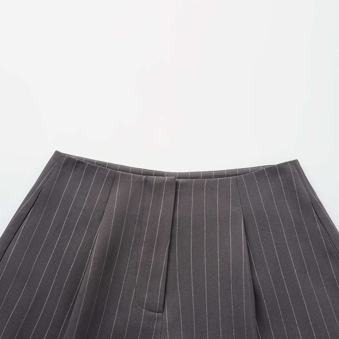 "Speak Sleek." 銀織工藝直條西裝短褲—Urban Reverie藝境漫游