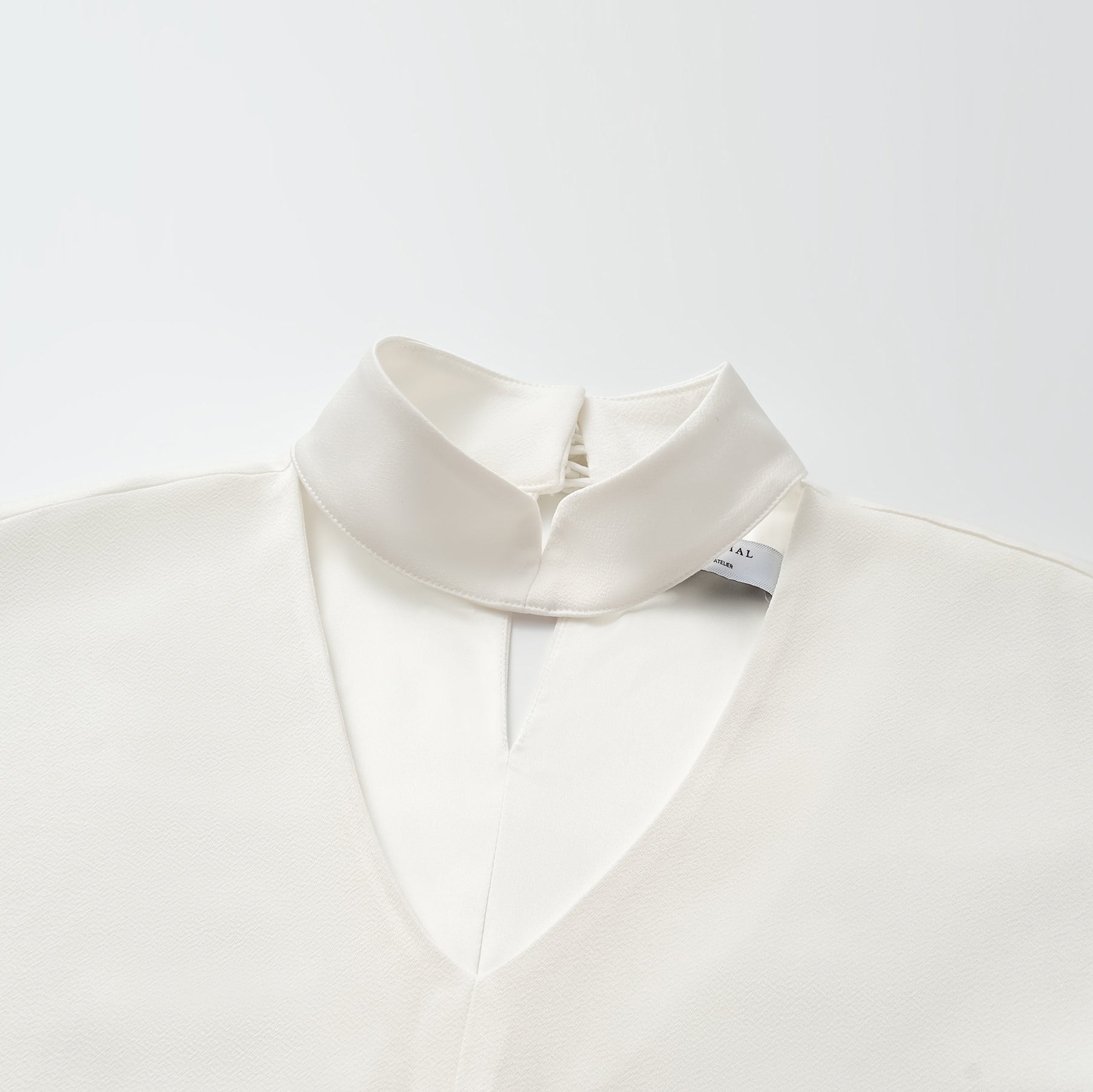 “春意” 鏤空剪裁設計輕中式上衣—鈴蘭