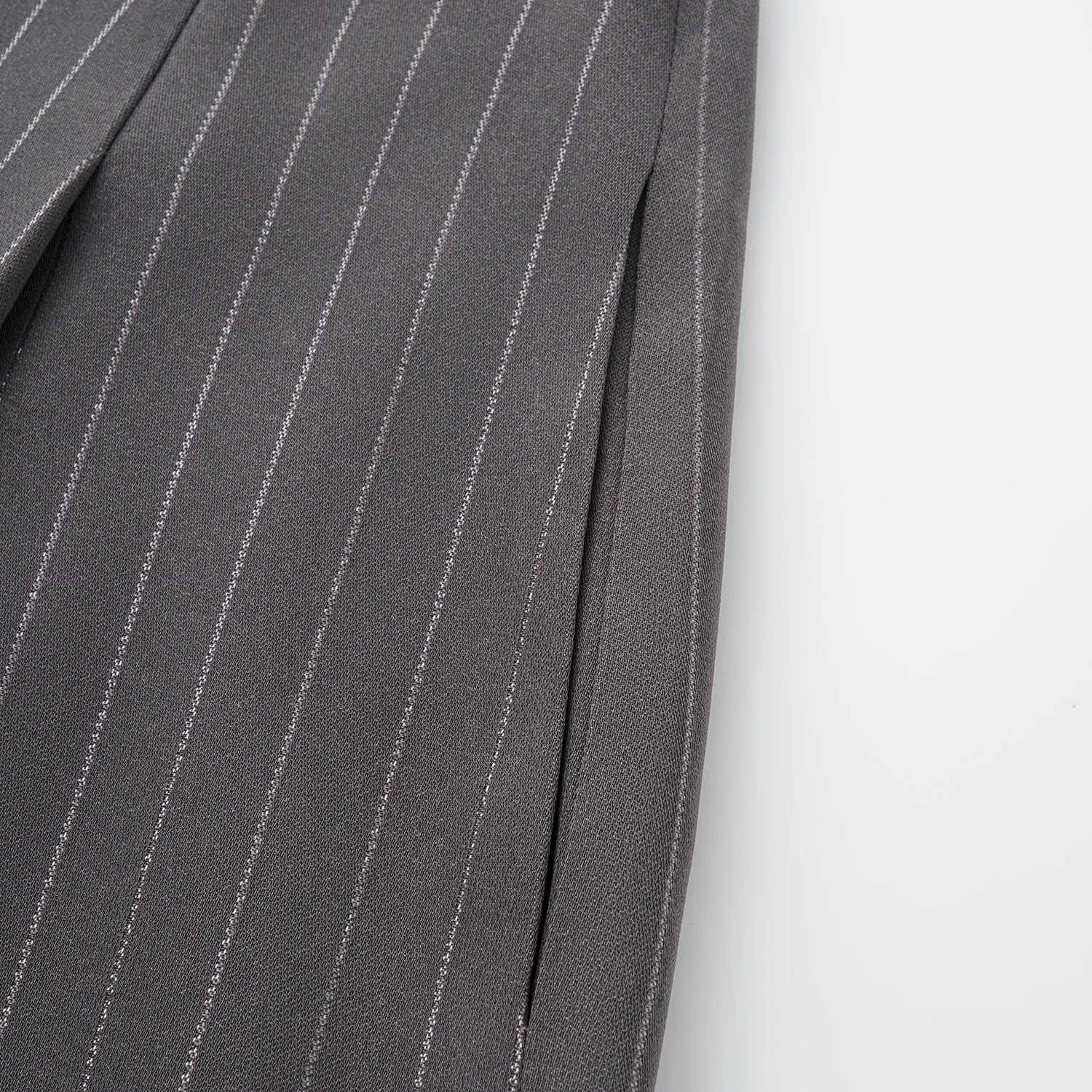 "Speak Sleek." 銀織工藝直條西裝短褲—Urban Reverie藝境漫游