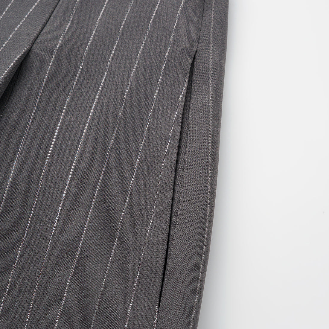 "Speak Sleek." 銀織工藝直條西裝短褲—Urban Reverie藝境漫游