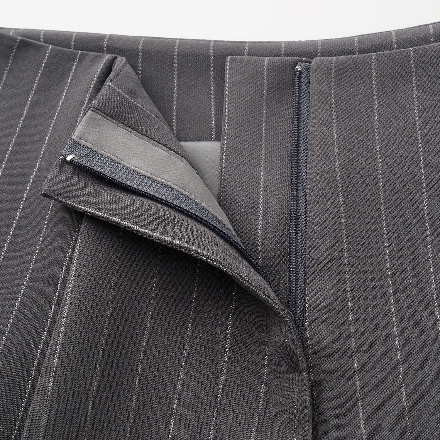 "Speak Sleek." 銀織工藝直條西裝短褲—Urban Reverie藝境漫游