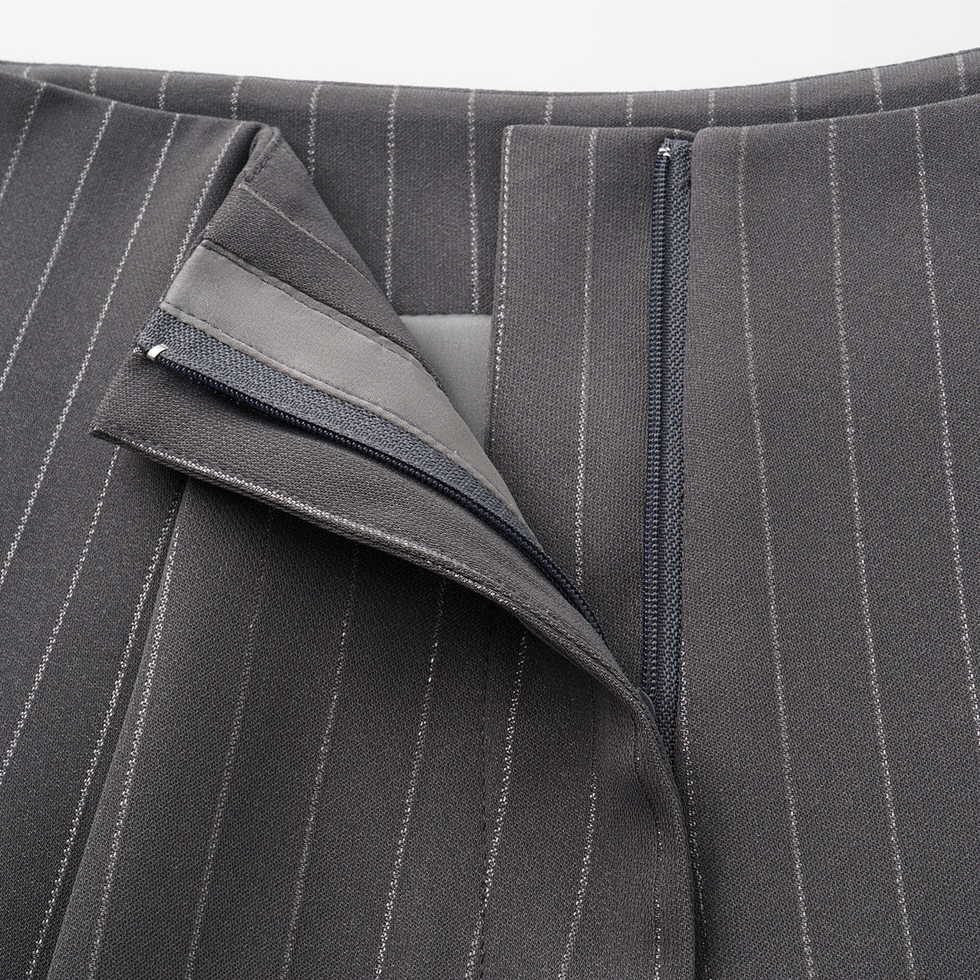 "Speak Sleek." 銀織工藝直條西裝短褲—Urban Reverie藝境漫游