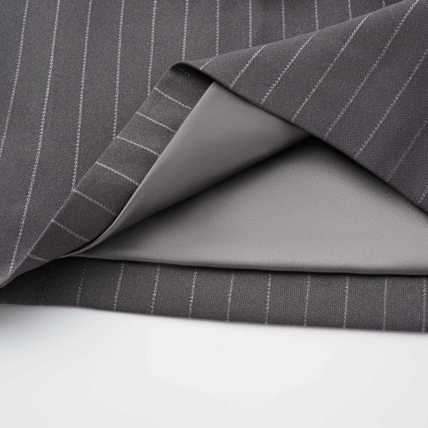 "Speak Sleek." 銀織工藝直條西裝短褲—Urban Reverie藝境漫游