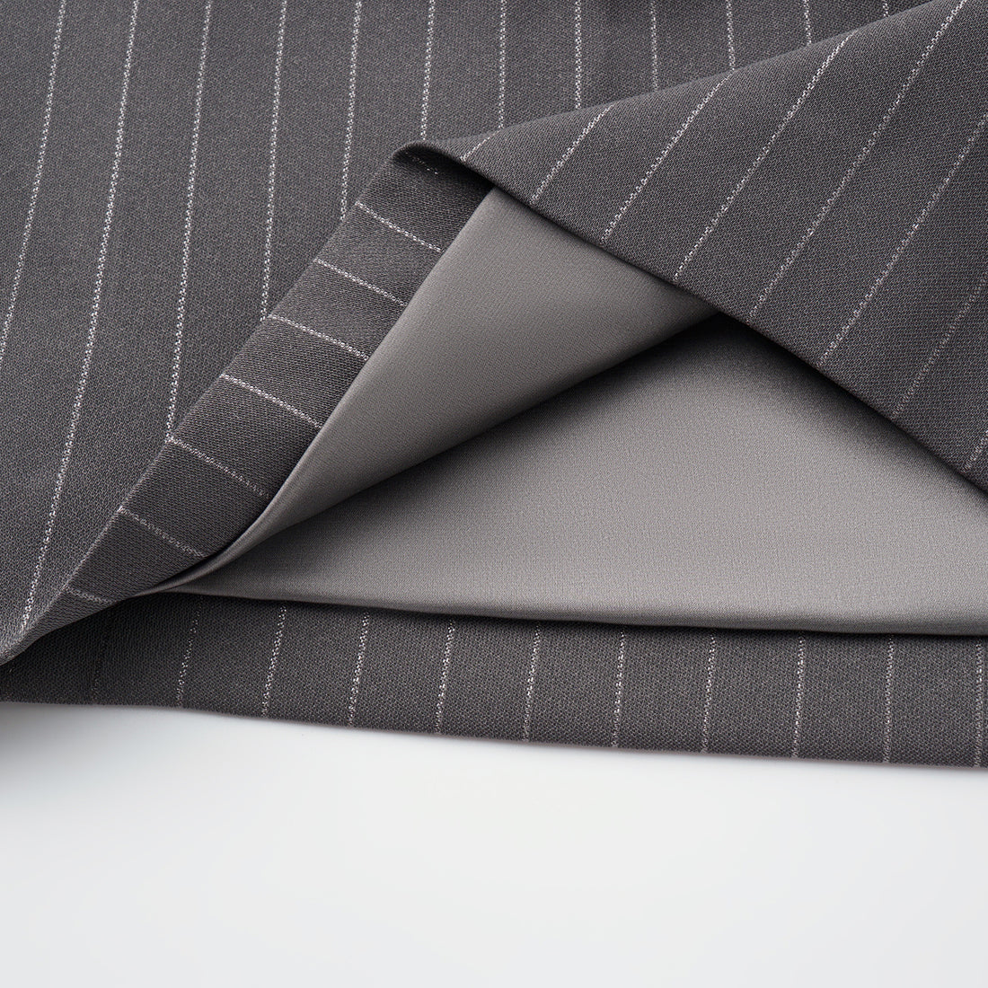 "Speak Sleek." 銀織工藝直條西裝短褲—Urban Reverie藝境漫游