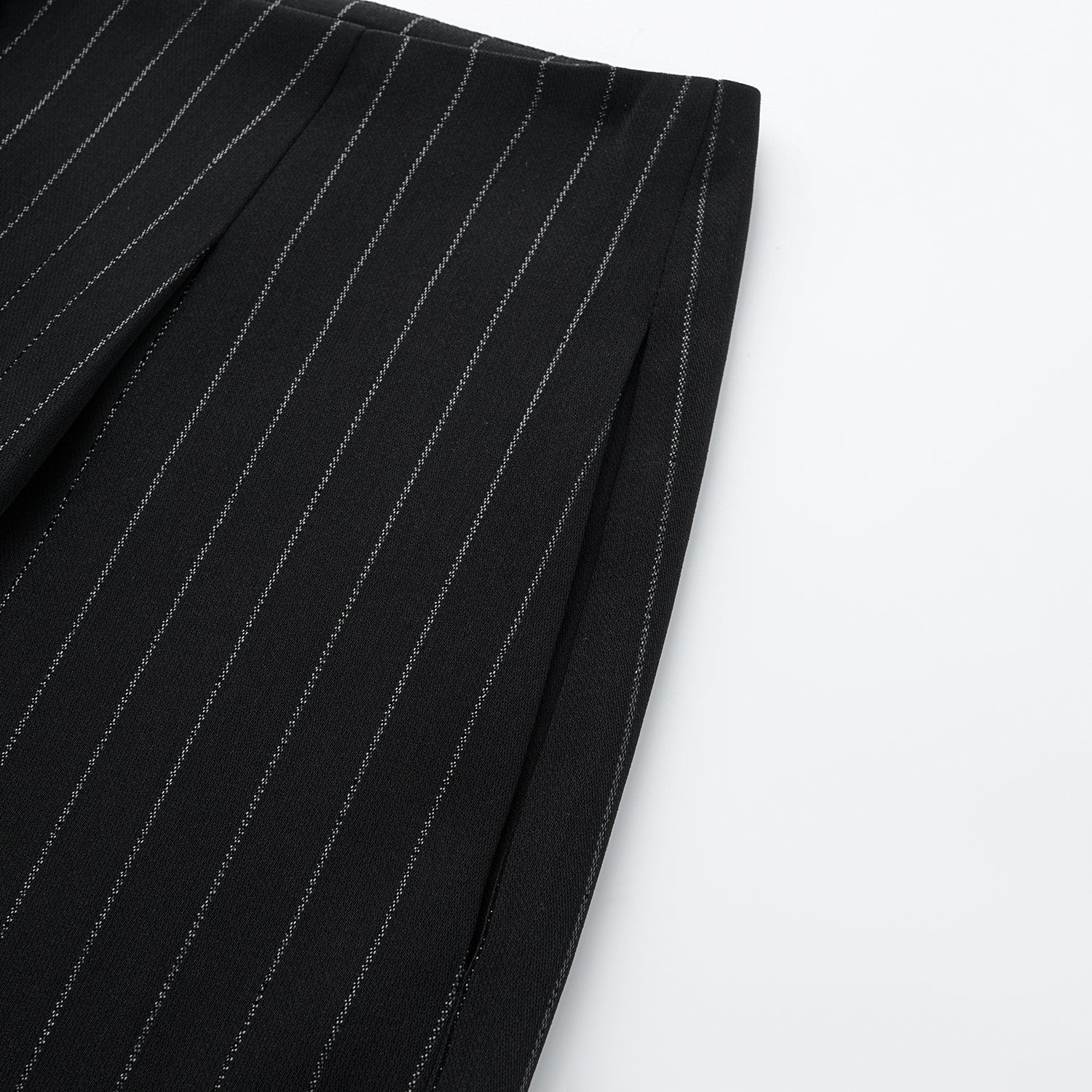 "Speak Sleek." 銀織工藝直條西裝短褲—Shadow Rhythm沉光輕序