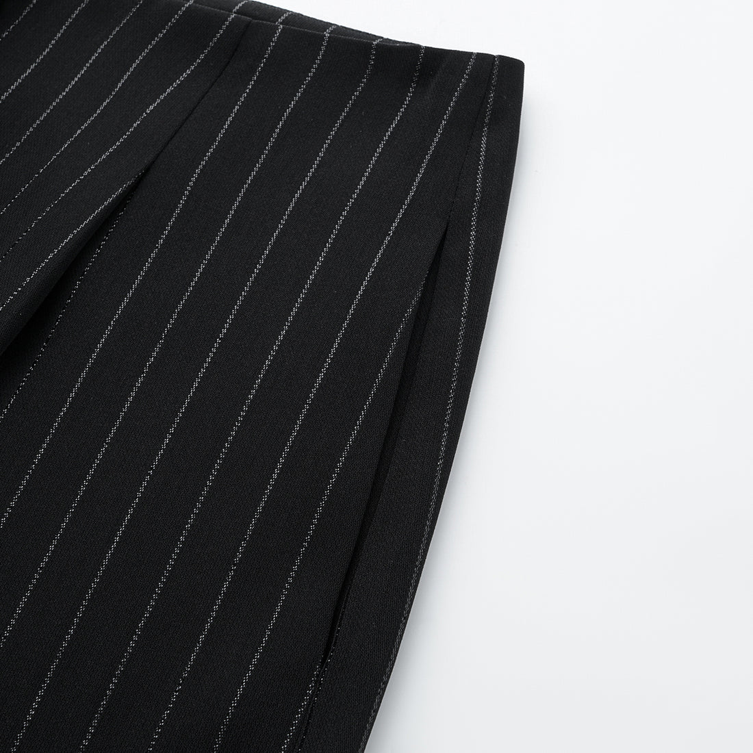 "Speak Sleek." 銀織工藝直條西裝短褲—Shadow Rhythm沉光輕序