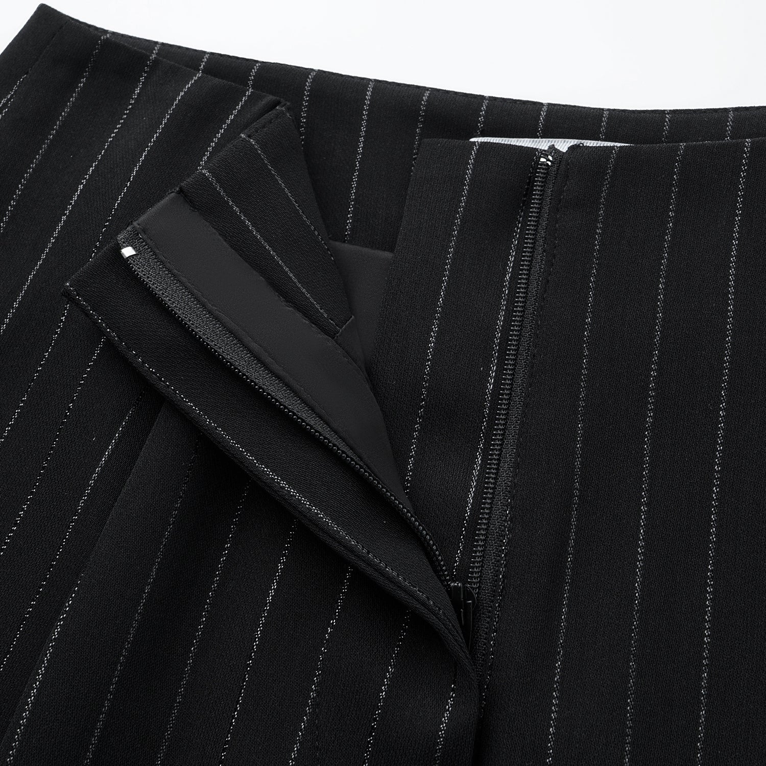 "Speak Sleek." 銀織工藝直條西裝短褲—Shadow Rhythm沉光輕序