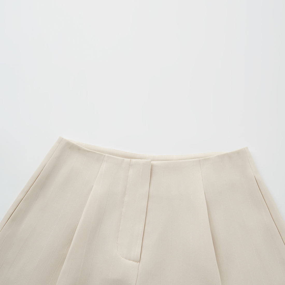 "Speak Sleek." 銀織工藝直條西裝短褲—Drifted Light自由掠影