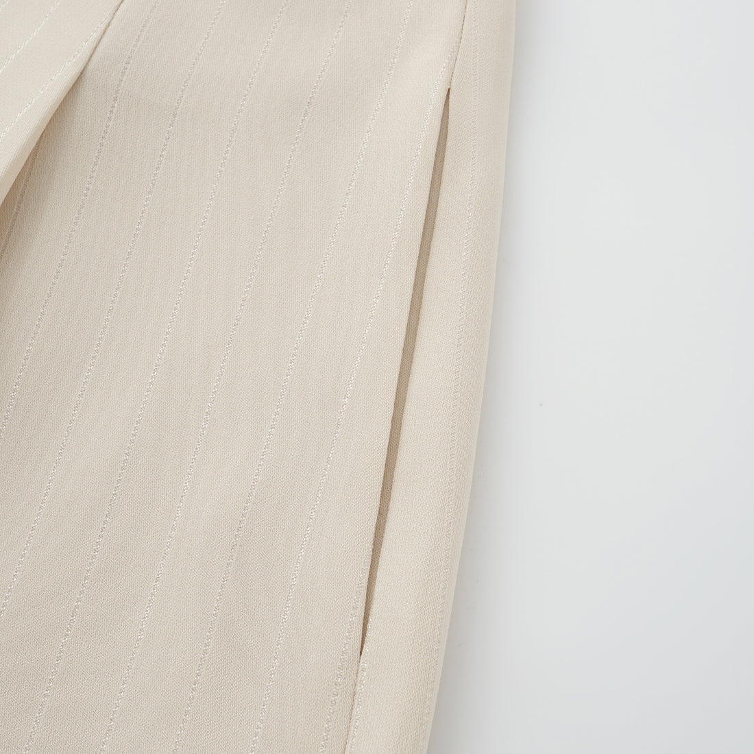 "Speak Sleek." 銀織工藝直條西裝短褲—Drifted Light自由掠影