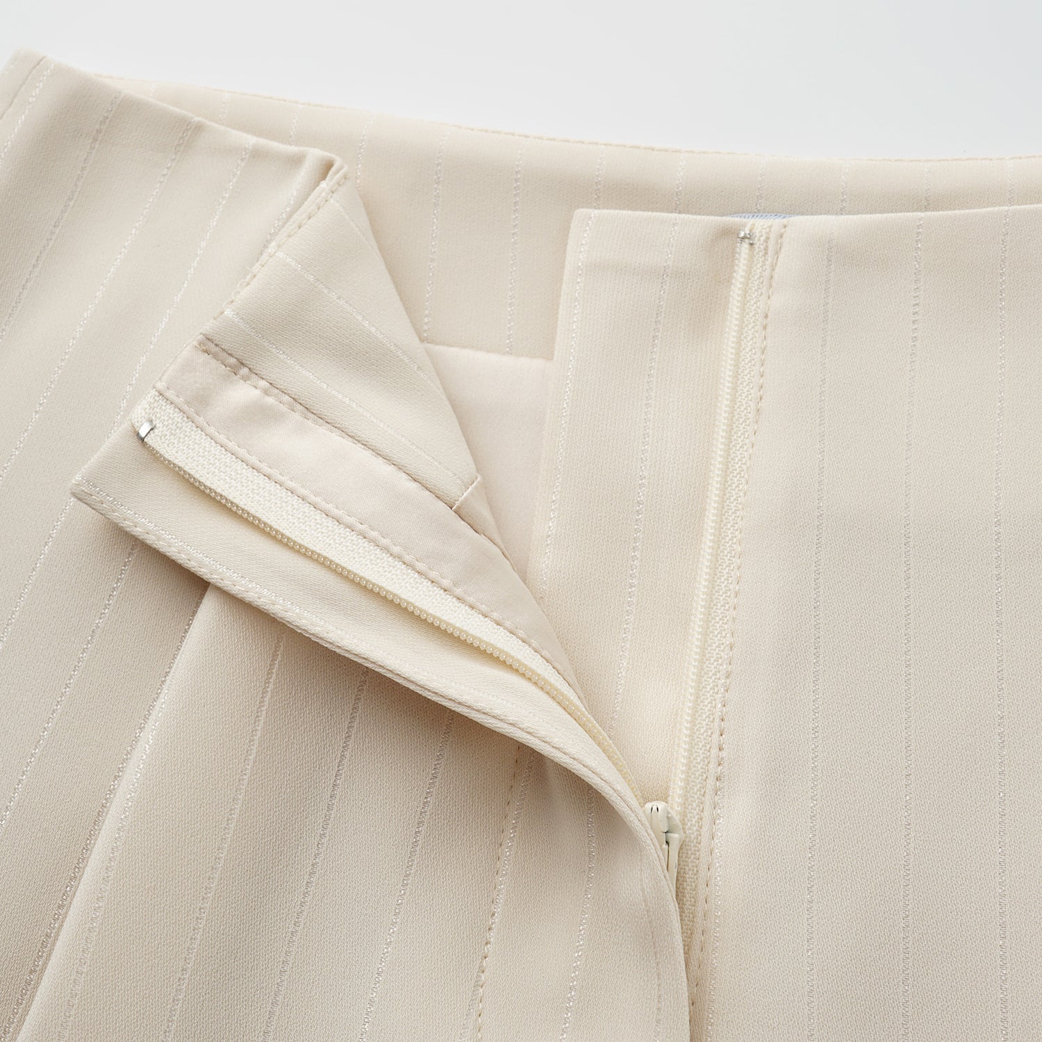 "Speak Sleek." 銀織工藝直條西裝短褲—Drifted Light自由掠影